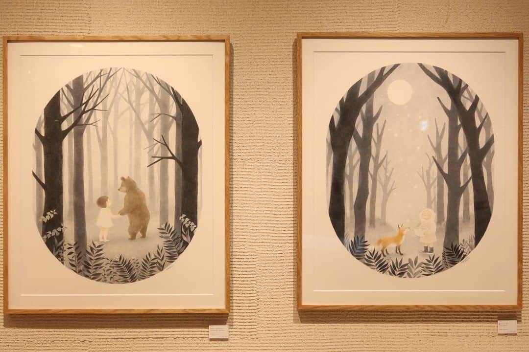 Tomoko Shintaniさんのインスタグラム写真 - (Tomoko ShintaniInstagram)「毎日おあつぅございますね。 展示会も2周目に入りました。 写真に写っているエリアが今回の一番のお気に入りスポット。ハイバックチェアに座りながらぼーっとできます。 . ひんやりとお待ちしております🐋 . This is the second week since the exhibition started. The area in this pic is my favorite spot in this gallery☺️So cozy♡ . #カンディハウス横浜 #森のもよう海のかたち #しんたにともこ #みなとみらい #ぬりぬり」7月31日 21時54分 - tokomo