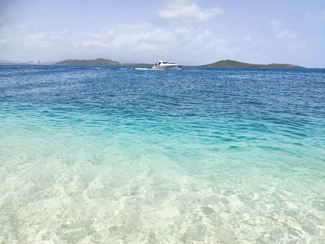 池田香織のインスタグラム：「ちょっと前のプエルトリコ旅行。 さすがのカリブ海はとっても美しく、人も明るくて優しい、魅力の詰まった国でした。 日本にいると馴染みの少ない国の一つなんじゃないかなと勝手に思っているので、データを整理してチラチラアップしていきます😉  #cayoicacos #icacosisland #イカコス島 #プエルトリコ #puertorico」