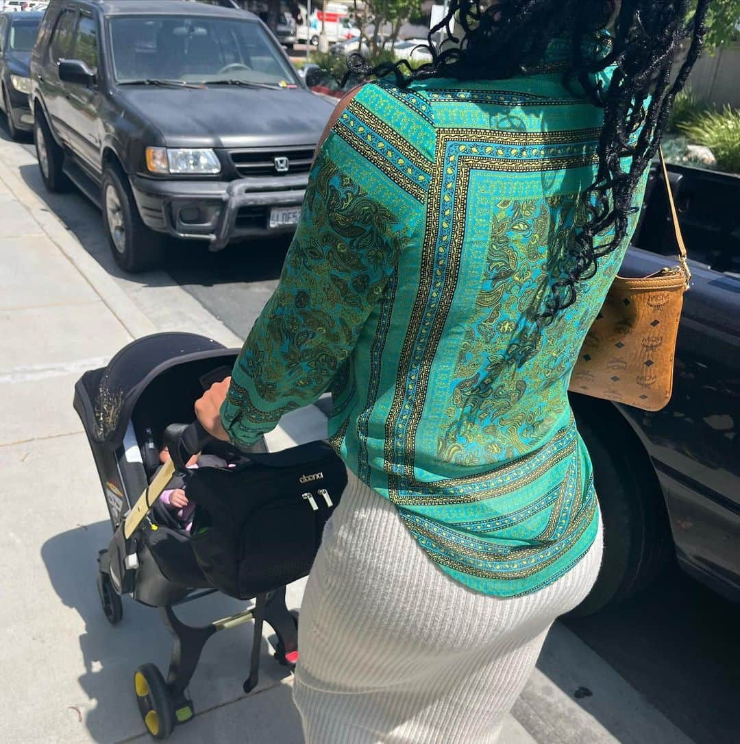 クィーン・ハリソンさんのインスタグラム写真 - (クィーン・ハリソンInstagram)「What’s not to love? 🥰  #momlife #throwback」8月1日 3時52分 - goqueengo