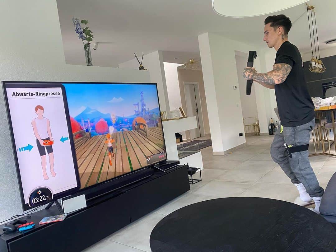 マゼル・ニューエンのインスタグラム：「+++Gewinnspiel+++  Da ich zur Zeit nur eingeschränkt trainieren kann halte ich mich mit dem Fitness- Videospiel Ring Fit Adventure in shape 😄  Das macht nicht nur richtig Spaß sondern fordert auch vollen Körpereinsatz 😄😪 Die Kombination aus Fitness Übungen und Fantasy Abenteuerspiel ist super originell und man merkt gar nicht dass man auch trainiert :)  Außerdem kann man die Minispiele auch gemeinsamen mit Freunden spielen, da macht das ganze noch mehr Spaß 😀  Und jetzt das beste, ihr könnt eine Nintendo Switch OLED mit Ring Fit Adventure bei mir gewinnen 🎁🤩  Alles was ihr dafür tun müsst ist unter diesem Beitrag zu kommentieren - was für ein Sport-Typ ihr seid? - Wann ist euere Lieblingszeit um Sport zu machen? Vor der Arbeit oder lieber spät am Abend? Oder gar nicht? 😄   Den Gewinner ziehe ich Ende nächster Woche 😀 viel Glück 🍀:)  #Nintendo #NintendoSwitch #RingFitAdventure #fun #sunday」