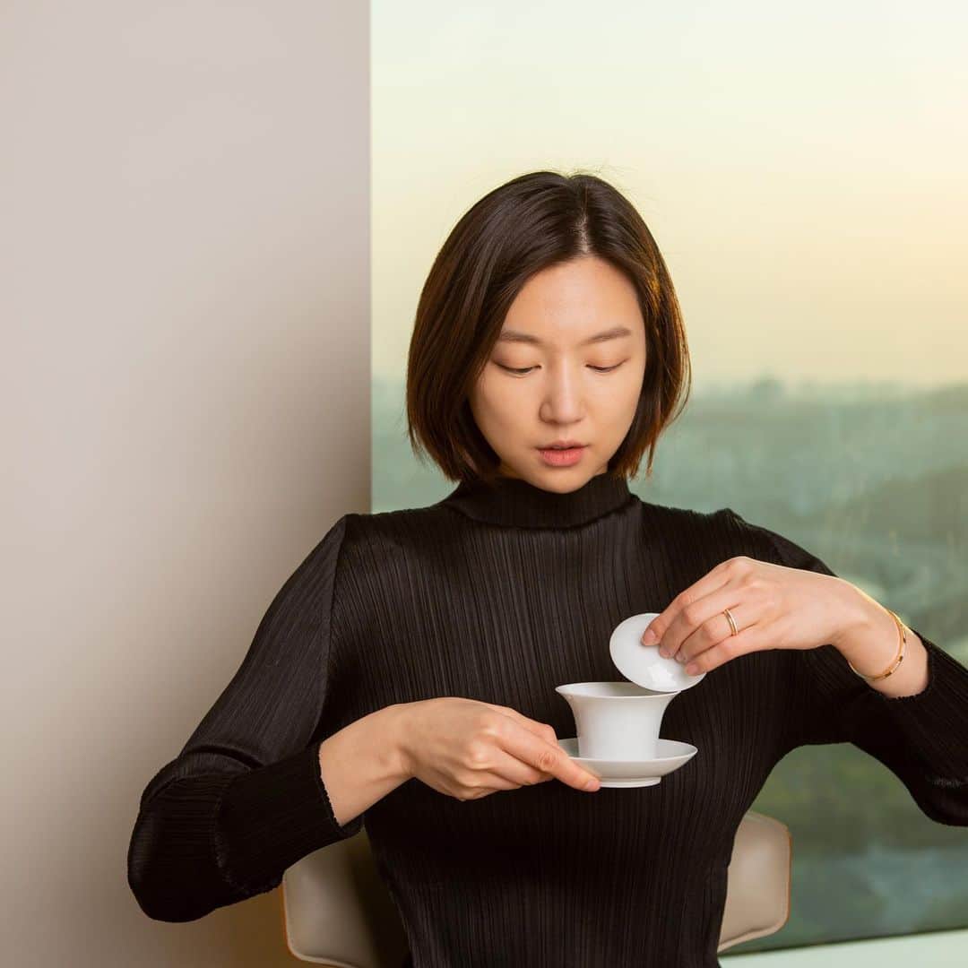 ハ・ヨンジュのインスタグラム：「전문반 10주, 심화반 21주, 총 31주에 걸친 중국차 공부가 오늘 끝이 났어요.  보이차 맛에 빠져서 매일매일 보이차 앓이를 하다가 ‘다른 차들을 다 맛보고서도 보이차가 좋을까?’ 라는 호기심과 함께 차에 대해 진지하고 심도있게 공부해보고 싶은 마음이 들어 시작한 과정이었습니다.  선생님께서 어려운 내용들을 쉽게 풀이하여 설명해주시고 구하기 어려운 다양한 차들을 구해주시며 아낌없이 가르쳐주신 덕에 긴 과정을 포기 하지 않고 따라갈 수 있었습니다.  돌고 돌아도 저에겐 역시 보이차가 1순위 이나 이 세상엔 정말 맛있는 차들이 참 많아요.  혹 그동안 차를 마시며 맛있다고 느낀 적이 없다면 그건 여러분의 입맛과 취향의 이유라기 보단 차의 품질 문제 일 수 있다는 것. 그리고 무엇보다도 우린 좋은 차만 마시기에도 인생이 짧다는 것. 이것들을 깨닫고 긴 수업을 마쳤습니다. 😆 나중에 여러분에게 좋은 차를 소개해드릴 수 있는 날이 오길 바라며🍵✨」