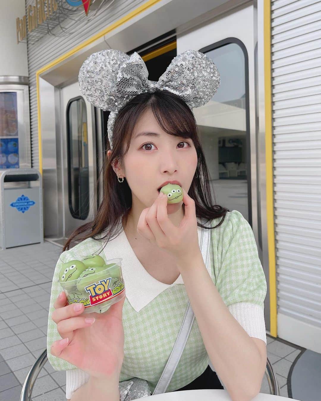 のインスタグラム：「#リトルグリーンまん 9個入り💚 久しぶりに販売が再開されたリトルグリーンまん9個入りをGET🫶🏻💚  味は従来と変わらず【いちご・カスタード・チョコ】の3種類！💛💗🤎  この夏、ご家族でパークに行かれる方にとってもおすすめです🌻🌈 . . . . #disneyfood #ディズニーグルメ #ディズニーフード #ディズニー食べ歩き #ディズニーごはん #ディズニーグラム #トイストーリー #トイストーリーコーデ #ディズニーコーデ #ディズニーバウンド #disneybound #disneyoutfit #disneyootd #ootd #outfits #outfitoftheday #tokyodisneyland #tokyodisneyresort #tdl #tdr #東京ディズニーリゾート #東京ディズニーランド」