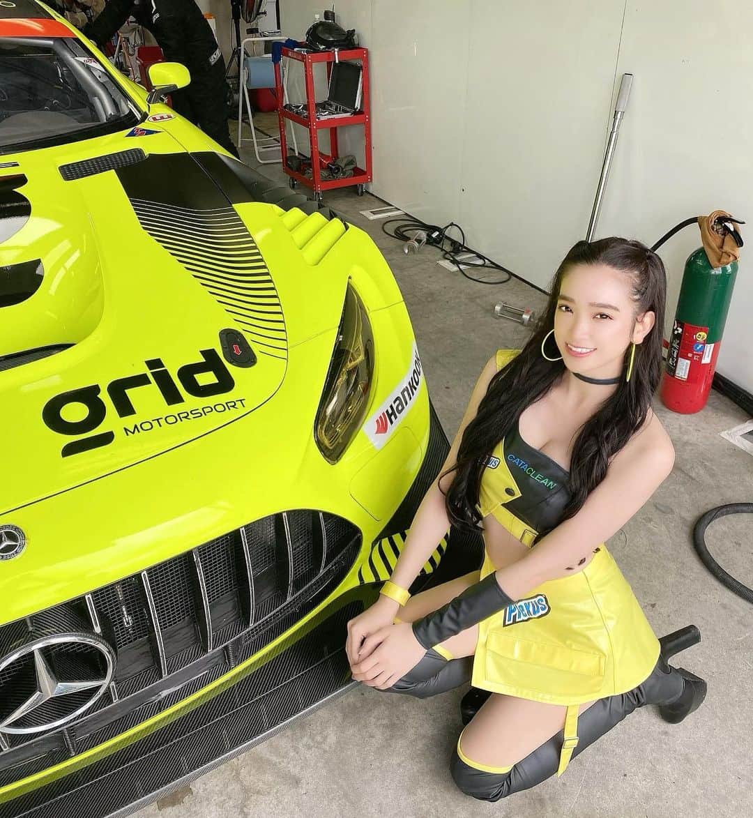太田麻美のインスタグラム：「スーパー耐久Rd,4オートポリス 888号車Grid Motorsportは、8位でチェッカーを受けました🏁 2日間不安定な天候でしたが、沢山の応援有り難うございました✨ 次戦も宜しくお願いします💛🖤  #gridmotorsport #racequeen #rq #costume #plexus #cataclean #supertaikyu #s耐 #スーパー耐久 #レースクイーン #プレクサス #キャタクリーン」