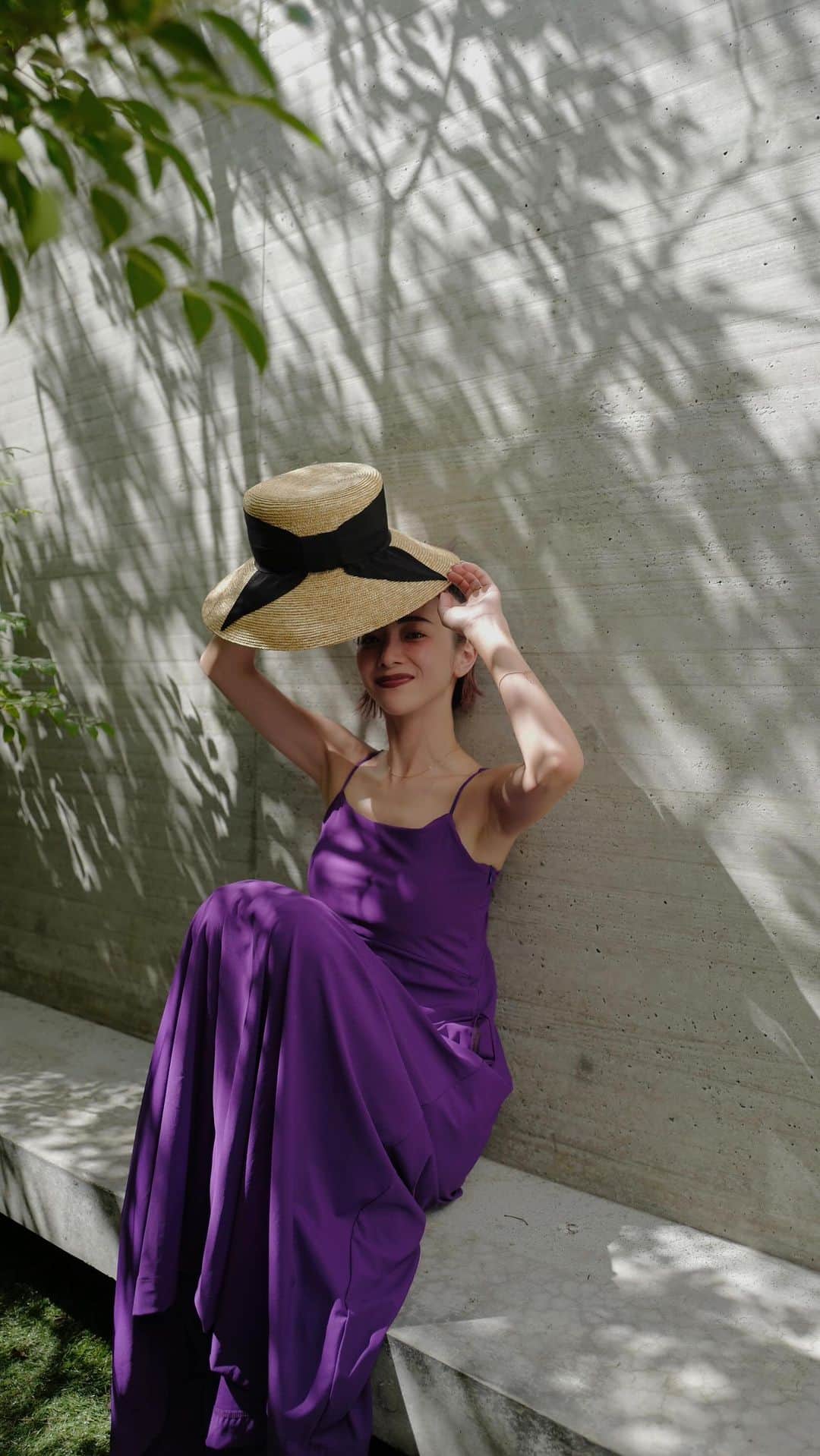 のインスタグラム：「とっても夏な週末でしたね〜🍃  パープルワンピースはかわいいけど 髪型が変だよ、と言われながら息子が 動画ボタン押してくれました🤣  パット付きキャミワンピース スーパーストレッチなドライ素材で 楽ちん過ぎなのにシルエットがとっても綺麗💜  HATは去年のです！  来年はどんな帽子が欲しいですか？？  絶賛春夏商品製作中の為欲しいもの大募集中！🤣  #UN3D @un3d_official」