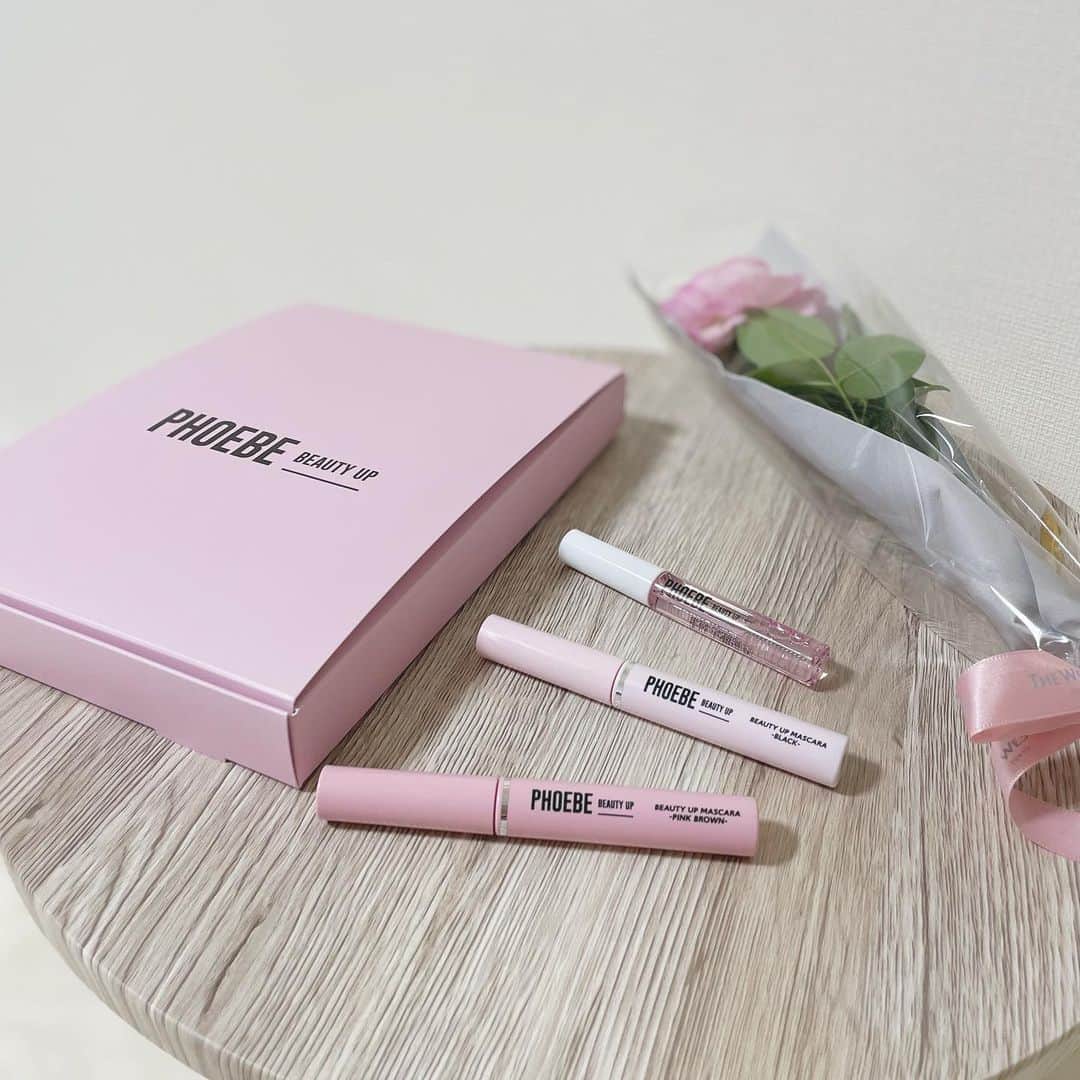 のインスタグラム：「まつ育マスカラレビュー🙌🏻  ピンクのまつ毛美容液ブランド @phoebe_beautyup から まつ毛ケアできる美容液マスカラ が発売されたのでレビューしてみました！  ・ビューティーアップマスカラ Black / Pink brown  1,980円(税込)  ☑︎８種類の美容液成分配合 ☑︎２種類の極細ファイバー高配合 ☑︎9つのフリー(鉱物油・シリコン・合成香料など)  美容液マスカラを塗った感想は、 極細ファイバーで自然なロングまつ毛になる！ ブラシが細いので目の際や下まつ毛に塗りやすい！ 時間が経ってもカールキープされてた！  お湯で簡単オフできたり メイクしながらまつ毛ケアも できるのは嬉しいよね☺️✌🏻  まつ毛美容液＋美容液マスカラで まつ毛バッサバサ女子になるぞー🕊笑  #マスカラ #phoebebeautyup #ビューティーアップマスカラ #まつ毛美容液 #PR #mekeup #mascara #japanesecosmetics #マスカラ #コスメレポ #コスメレビュー #コスメ紹介 #メイク好き」