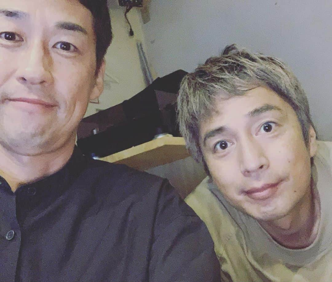 大上邦博さんのインスタグラム写真 - (大上邦博Instagram)「チュートリアルの徳井くんと久しぶりに一緒にお仕事 若手の時思い出し刺激受けまくり 楽しかった どうもありがとう！ #チュートリアル #チュートリアル徳井 #ハリガネロック #おおうえくにひろ #イロハサクラ」8月1日 0時46分 - ooooueeee