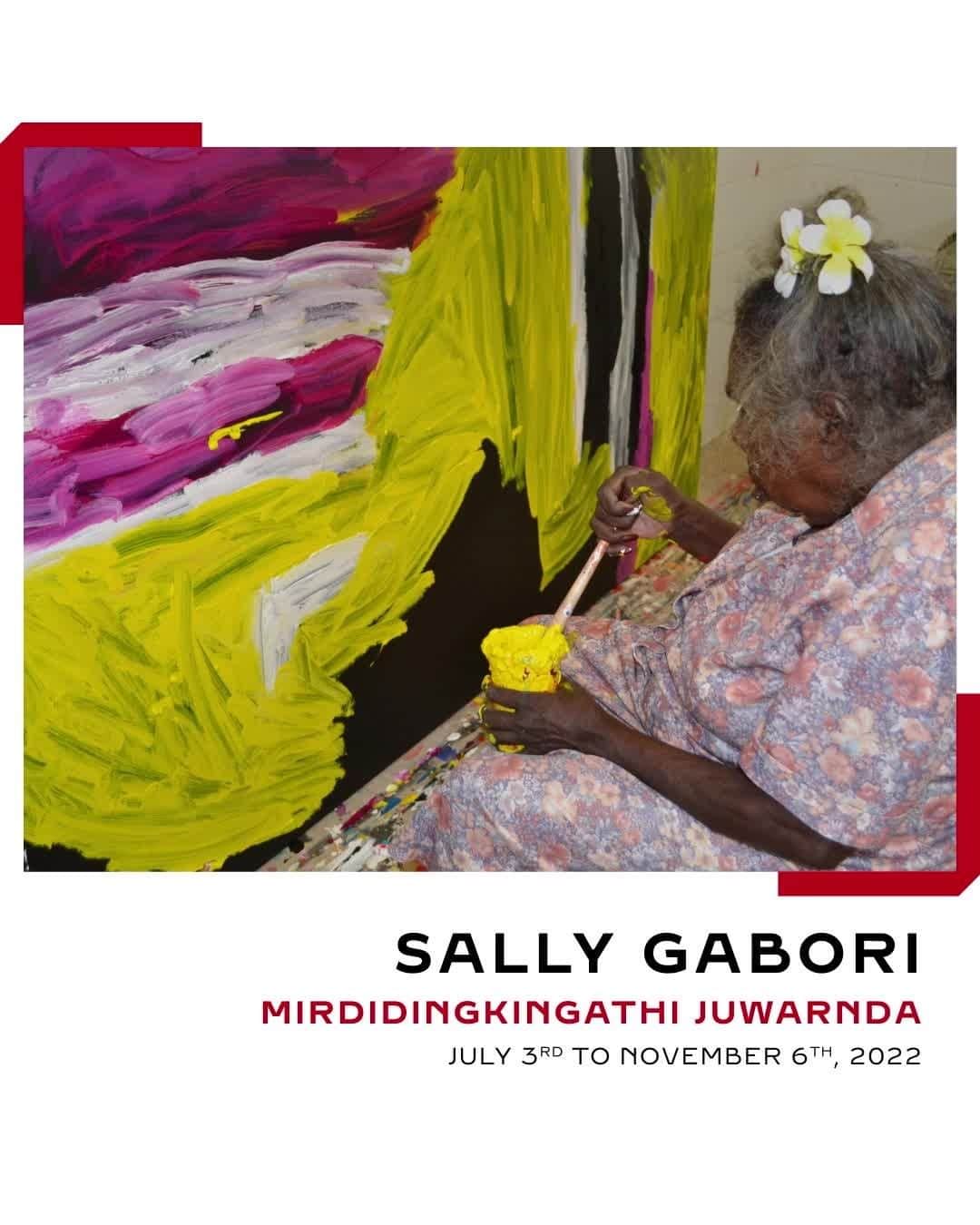カルティエのインスタグラム：「In 2007, inspired by a first return visit to her homeland, Sally Gabori went to considerable lengths to map on canvas the homeland of her Kaiadilt ancestors. She produced three collaborative paintings over six meters in length, with her sisters and nieces, all born on Bentinck Island before their evacuation in 1948 to a missionary camp. Towards the end of her career, she also painted a number of large pieces with her daughters.   These paintings, among others, are available to view at the @fondationcartier exhibition until November 6th. #FondationCartier」