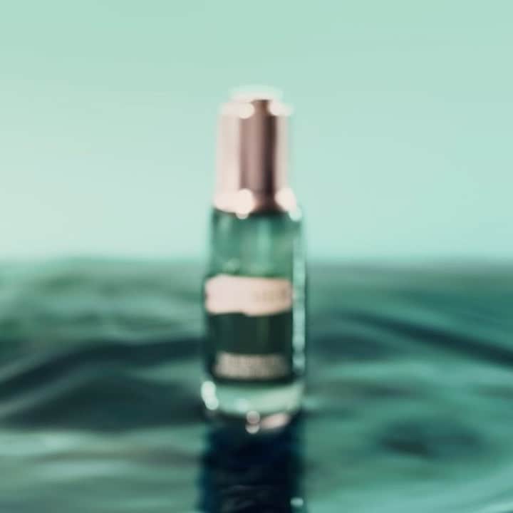 ドゥラメールのインスタグラム：「Discover the beauty beneath with our new “facial-in-a-bottle.” Introducing The Micro Peel, La Mer’s newest overnight treatment to refine, replenish and rebuild.」