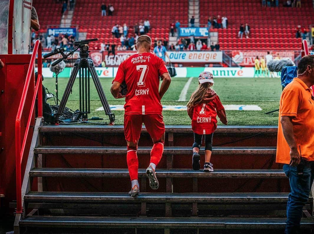 ヴァーツラフ・チェルニーのインスタグラム：「❤️👨‍👧」