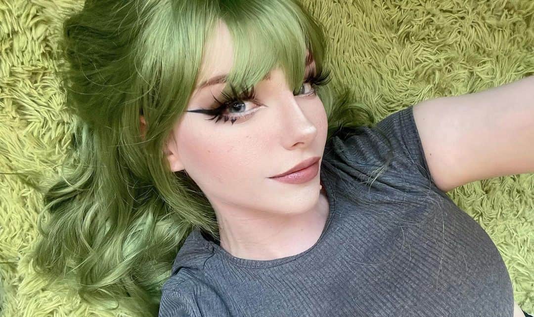 Nicole Eevee Davisのインスタグラム：「Eat your greens 🪴♡」