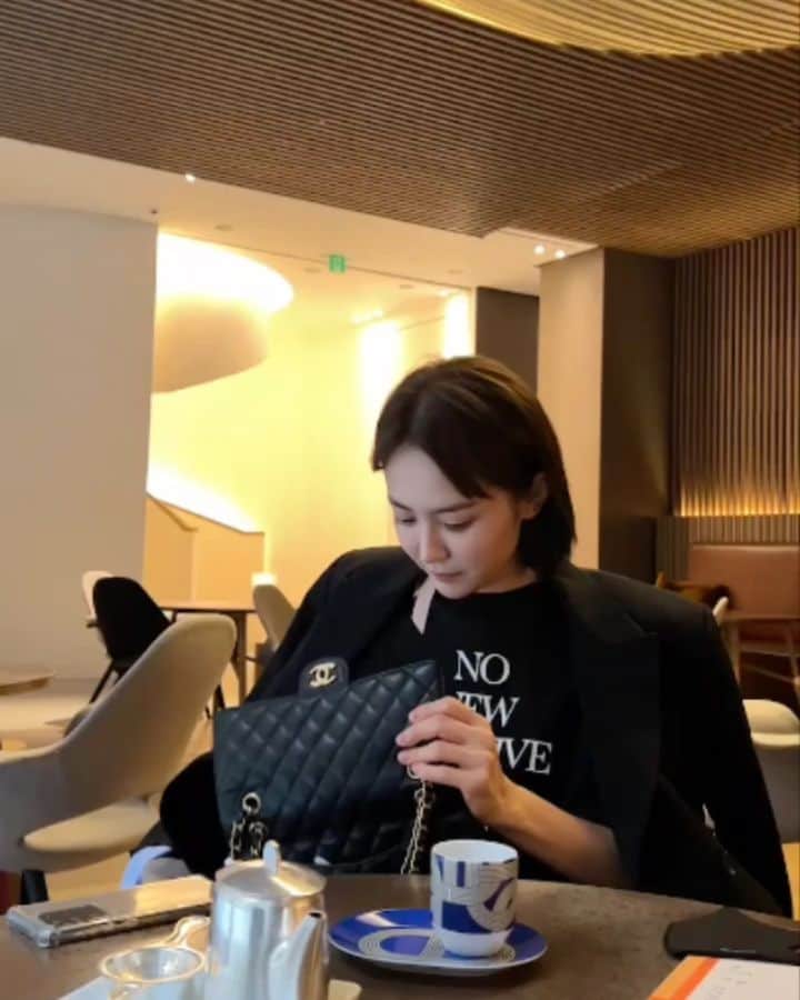 のインスタグラム：「세상에 추억의 떡볶이집이 카페 마당으로 바꼈다고 생각했다니. 코옆에 그 집을 두고 😱 아직 시골사람인가봉가  날 더워서 밖에서 삼십분이상 있지도 못하고   가린다고 가린 피부도  땀에 개기름에 지워져버리면 안되잖아요?  #비건착붙밀착쿠션  #트라움하프트쿠션 이 아주 딱 맞춰 오픈했단 사실을 알립니다❤️❤️  이번에도 사은품은  👳‍♀️헤어밴드 👝파우치 중에 맘에 드시는걸루다가.  (근데 매쉬파우치 완전 추천!) 흐흐」