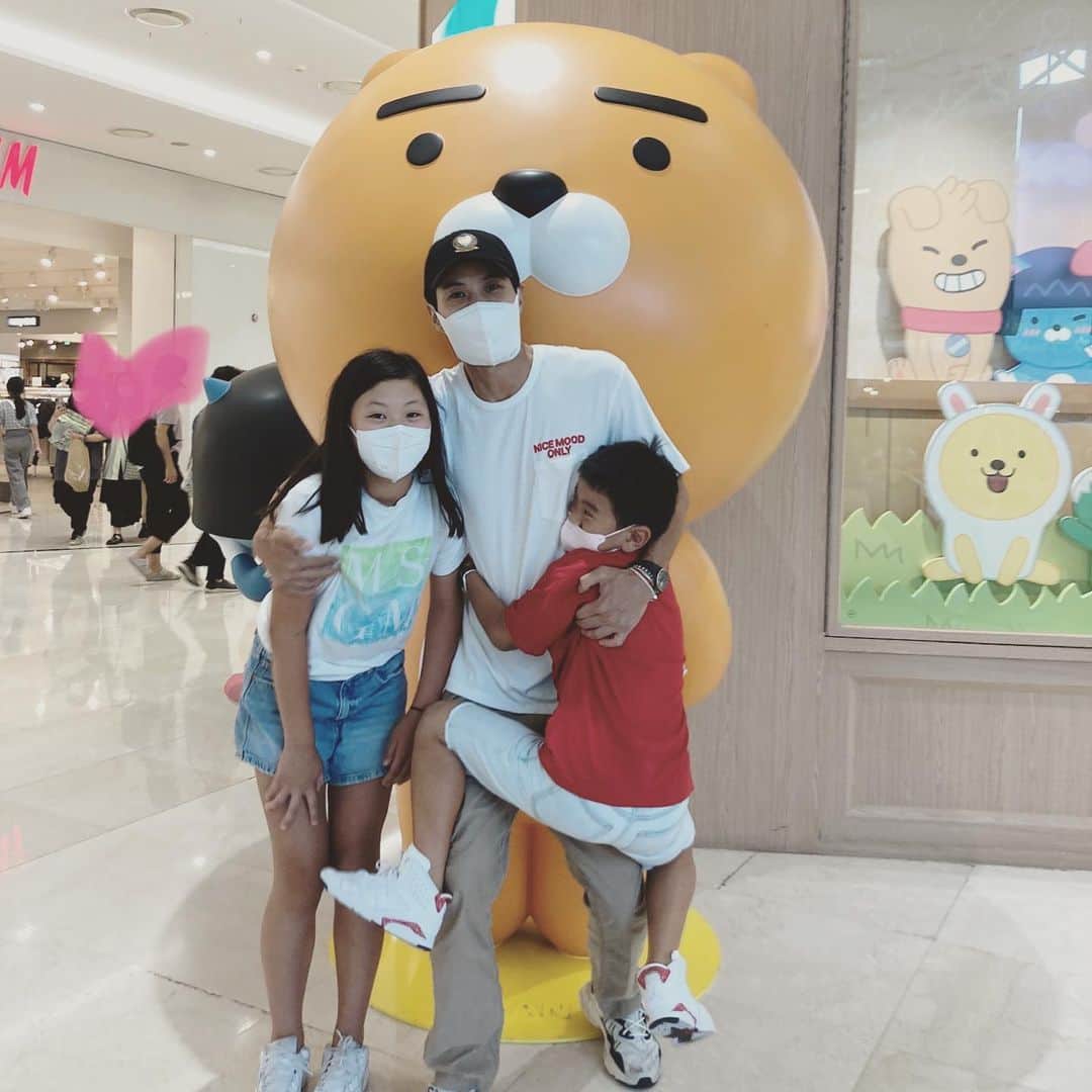 キム・ジソクのインスタグラム：「3년만에 상봉👨‍👧‍👦 조카 만나니까 참 좋카💛」