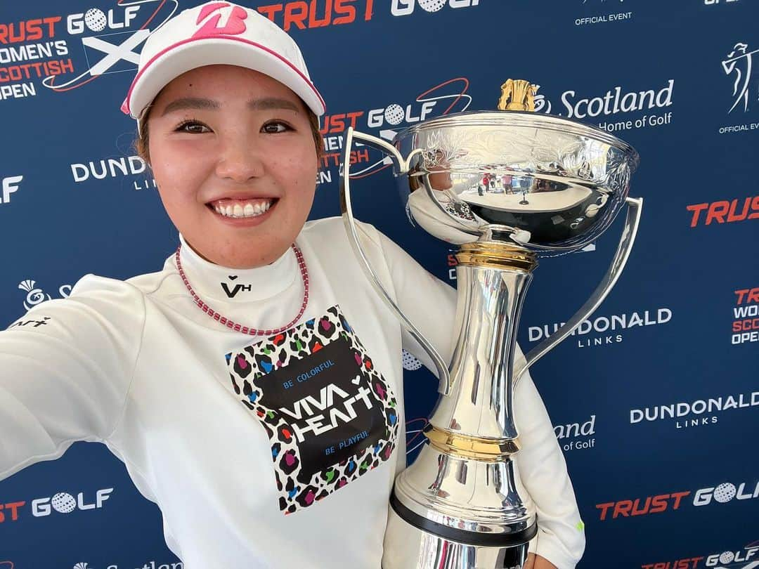 古江彩佳さんのインスタグラム写真 - (古江彩佳Instagram)「Trust Golf Women’s Scottish Open Dundonald Links   いつも沢山の応援ありがとうございます！ LPGAツアーで初優勝する事が出来ました🏆  普段のコースとは違ったスコットランドのリンクスコースは風も強かったり、ポットバンカーがあったりで難しかったですが、上手く集中が出来て、 4日間ともアンダーパーで回れたのも嬉しいですし、自己ベストの10アンダーで回る事が出来て本当に嬉しいです😊  また来週からも頑張ります！」8月1日 5時41分 - ayaka_furue27