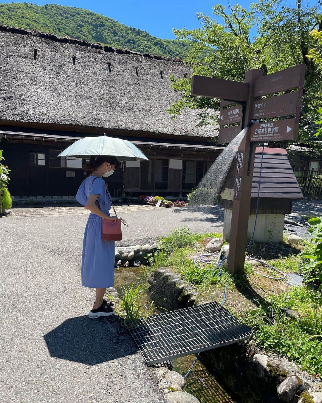 のインスタグラム：「飛騨高山を出発し世界遺産の白川郷へ。  猛烈に暑かった気温が大半をしめて、、、🤣🤣 次はまた冬の雪景色に行ってみたい！  とにかく美しい日本の夏の景色でした💕  ブルーのワンピース着ているのは娘です。  #夏休み#白川郷＃子連れ旅行#世界遺産 #家族旅行」