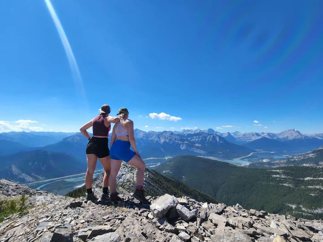 ヘイリー・ベルのインスタグラム：「Door Jamb + loader peaks ✔️ . . . #hike #hikealberta #granola #kananaskis #Banff #explore #explorealberta #wanderlust #canmore」