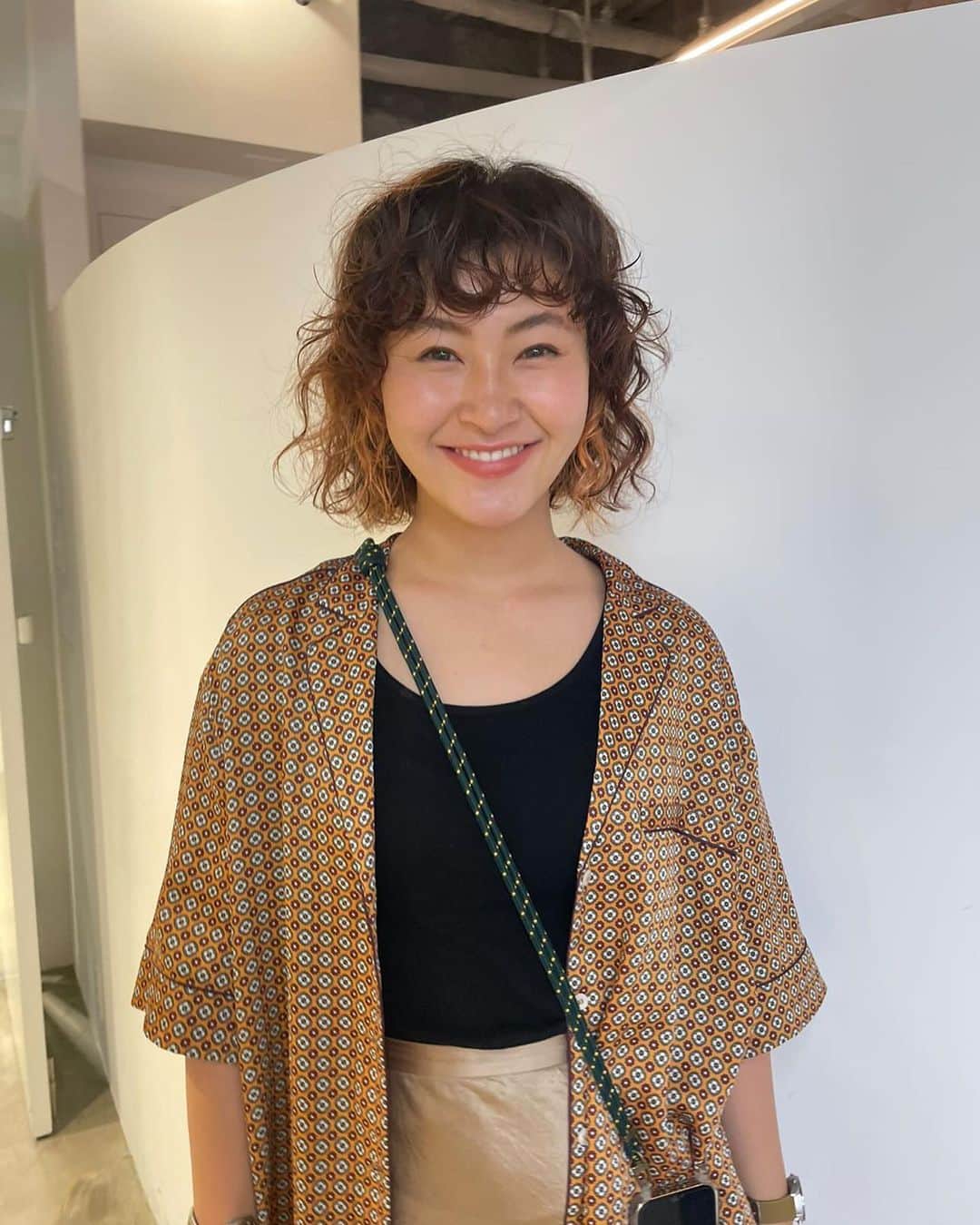 村上佳菜子のインスタグラム：「. ヘアチェーーーンジ！☀️ . くりんくりんのウルフカット🌼 さすが @asako.nanuk さんです！！ . . . #おかなの髪の毛 #パーマ #くりくり」