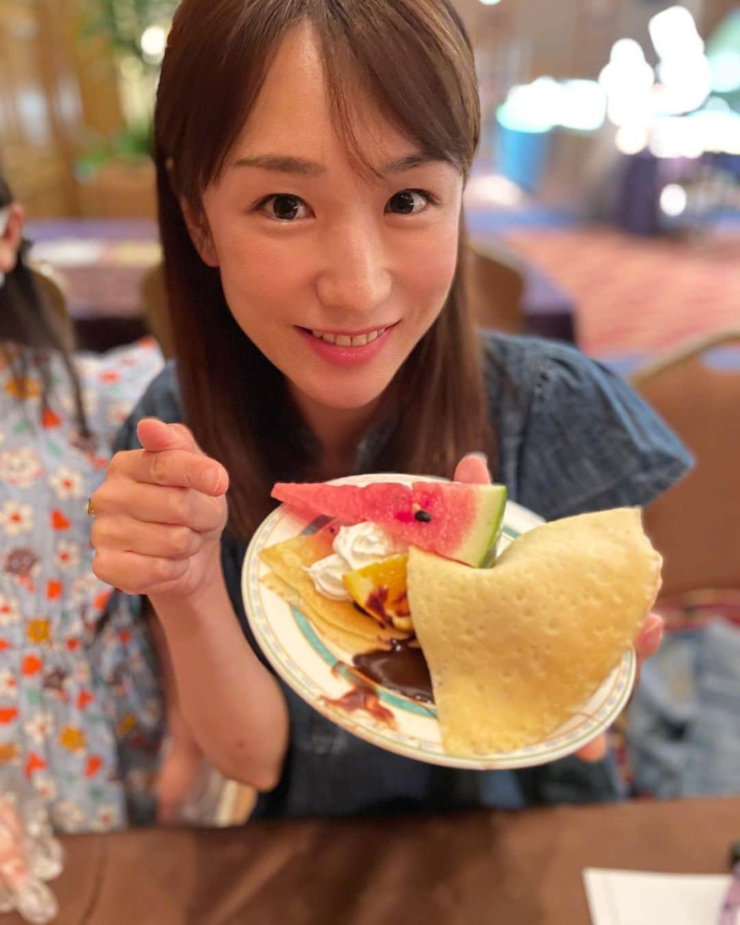 堂真理子さんのインスタグラム写真 - (堂真理子Instagram)「週末、家族でビュッフェを食べに行き、娘が皆の分までデザートをデコレーションして持ってきてくれました🍨🍉クレープの上に豪快なホイップクリーム、チョコレートソース、アイスクリームにフルーツ🍊せっかく作ってくれたので、カロリーのことは気にせず美味しくいただきましたー😋   #ビュッフェ  #たくさん  #食べました  #娘 が作ってくれた  #デザート   #堂真理子 #テレビ朝日 #アナウンサー」8月1日 8時38分 - mariko_do