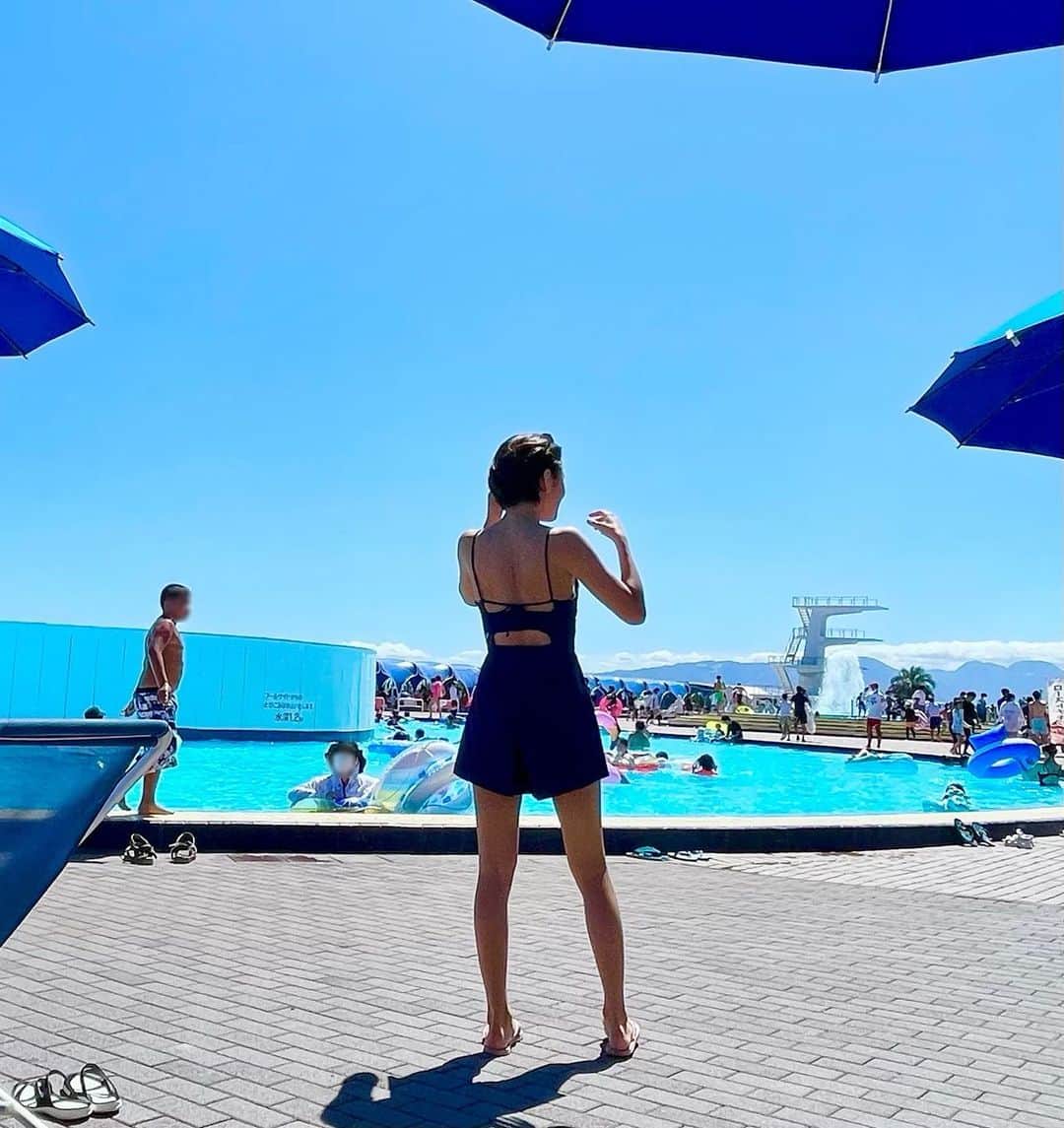 のインスタグラム：「去年は妊娠中で 夏を楽しめなかったから 今年は思う存分遊ぶぞー!!  #夏休み  #newswimwear   #プールは何年振りかしら🤔」