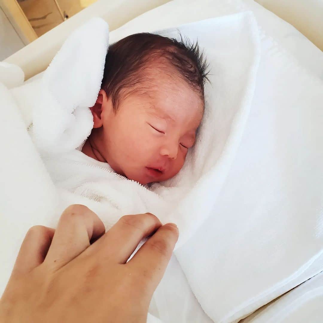 天田優奈のインスタグラム：「元気に産まれてきてくれました👶 2人目は女の子です💕 まだおさるさんのようで男の子に見えますが…🤣  長男は赤ちゃんがお家に居ることが嬉しそう✨ 赤ちゃん返りを心配していましたが、思ったよりお兄ちゃんになってくれていて嬉しいです。  やんちゃ兄ちゃんは今日で4歳🎂👏 日に日にやんちゃになっております👦  まだまだこれからの育児、2人ともすくすく育ってくれるよう母もがんばるね。  2人が心から幸せだと思える、 人生になりますように🎋♥️」