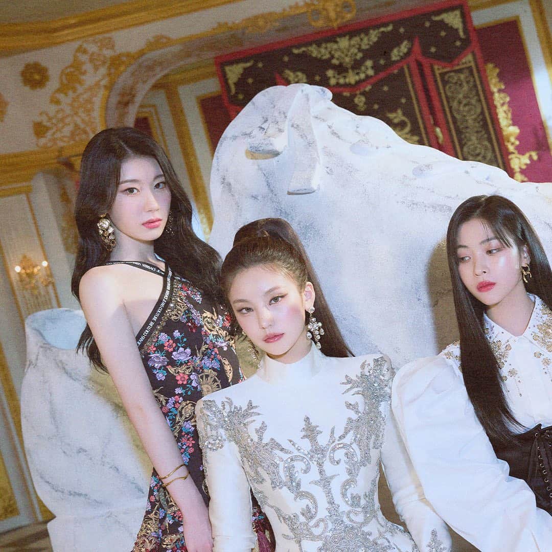 ITZYさんのインスタグラム写真 - (ITZYInstagram)「ITZY <CHECKMATE> SPECIAL EDITION A ver.  👑 PHYSICAL RELEASE : 2022.8.8 MON  🎧 http://kko.to/emoT9MXmL 🎥 https://youtu.be/Hbb5GPxXF1w  #ITZY #MIDZY #ITZY_CHECKMATE #ITZY_SNEAKERS #SneakersChallenge」8月1日 11時00分 - itzy.all.in.us