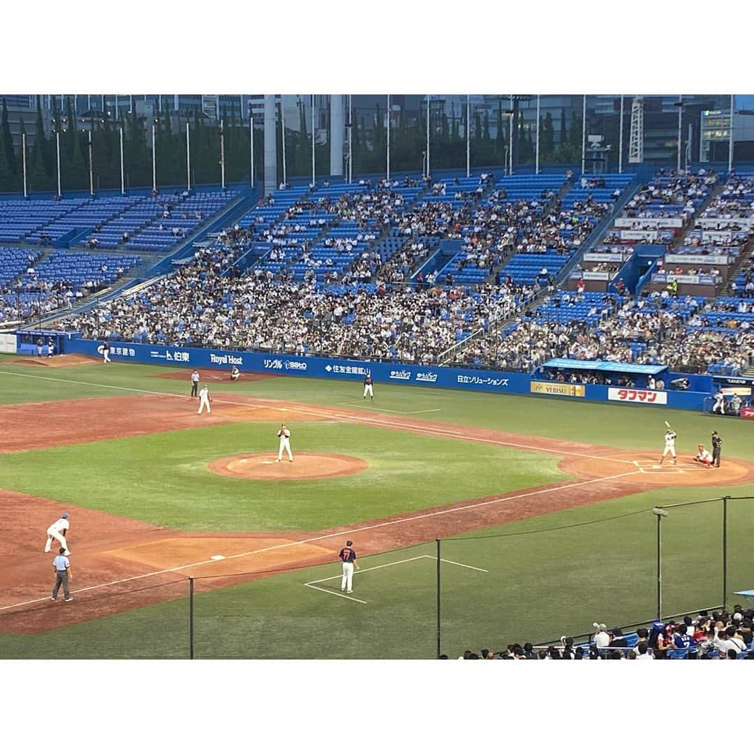 西村志野さんのインスタグラム写真 - (西村志野Instagram)「＊ 今日はサントリードリームマッチに行きたかったけれど チケットが当たらなかったので録画して神宮球場へ！ 野球伝来150年プロアマ記念試合 U-23NPB選抜-大学社会人選抜のゲームを観てきました✨  #高知高校 出身 #森木大智 投手の プロのユニフォーム姿を初めて目の前で見て感動😭 最速154キロ！？✨ その力強いピッチングに、 声は出せないけれど球場全体がどよめいていました。 1軍での登板が本当に楽しみ。  プルペン前ではボールボーイとしても 沸かせていました🤗笑 ＊ NPB先発 #根尾昂 投手、 最初のアウトを掴んだのは センター #藤原恭大 選手！✨ ＊ プロ注目・日体大の二刀流 #矢澤宏太 選手の 躍動する姿も見られました！ 投打の凄さはもちろん足が速かった...‼︎✨ 投げて打って走って、そのあと レフトの守備につくと大きな拍手に 丁寧にお辞儀していたのが印象的でした。 ＊ 始球式の #斎藤佑樹 さん #栗山英樹 監督 バッテリーも感動だったなあ😭  栗山監督の初采配の日。 見どころたくさんのゲーム🥰 来てよかった〜！！濃い時間でした✨ ＊ さて帰ったらドリームマッチの録画を観るぞ😍 #高橋由伸 さんと #上原浩治 さんが 対戦したとか！？😭✨✨ 観るのが楽しみ！！ 来年は現地に行きたいなあ。 ＊ 充実した8月のスタート！ 今月も行きたいと思ったら行く、 やりたいと思ったらやる、という気持ちを大事に 楽しく過ごしていきたいです(o^^o)💕 ＊ #野球伝来150年 #プロアマ記念試合 #神宮球場  #プロ野球 #大学野球 #社会人野球 #野球 #tigers  #dragons #chibalotte #大阪桐蔭 #日体大 #lovefighters  #侍ジャパン #サントリードリームマッチ  #野球MC #野球リポーター #野球好き #アナウンサー #フリーアナウンサー #西村志野」8月1日 22時24分 - shinonishimura_