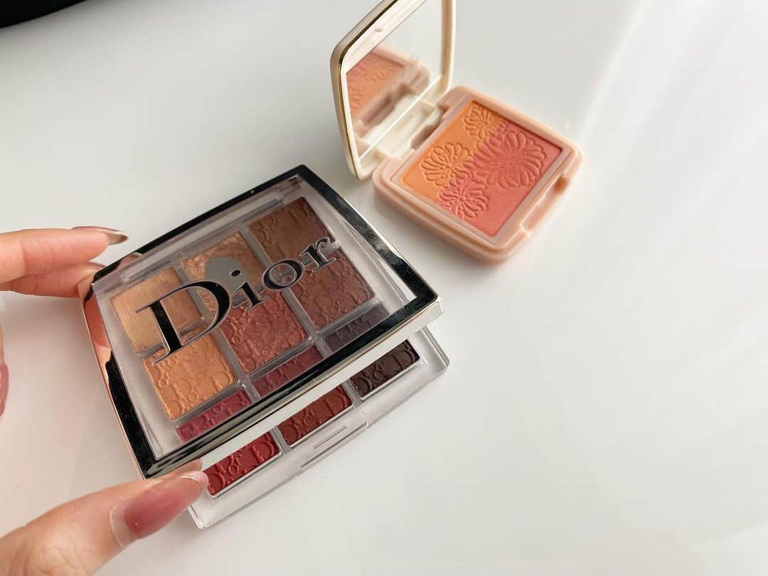 梅澤美波さんのインスタグラム写真 - (梅澤美波Instagram)「ライブで使っているコスメ🪡 ⁡ ずっとお気に入りの #Dior のアイシャドウ。 かなり万能で捨て色がないので どんなシーンでも合うかと思います。🍽 ⁡ 後は最近ゲットした #ポールアンドジョー のチーク。 オレンジコスメがだいすきなので 夏らしい色味のものを選びました🎐 ⁡ このふたつの相性がとても良く… ライブではこのアイテムを使っています〜🤲🏻」8月1日 20時50分 - ume_minami.official