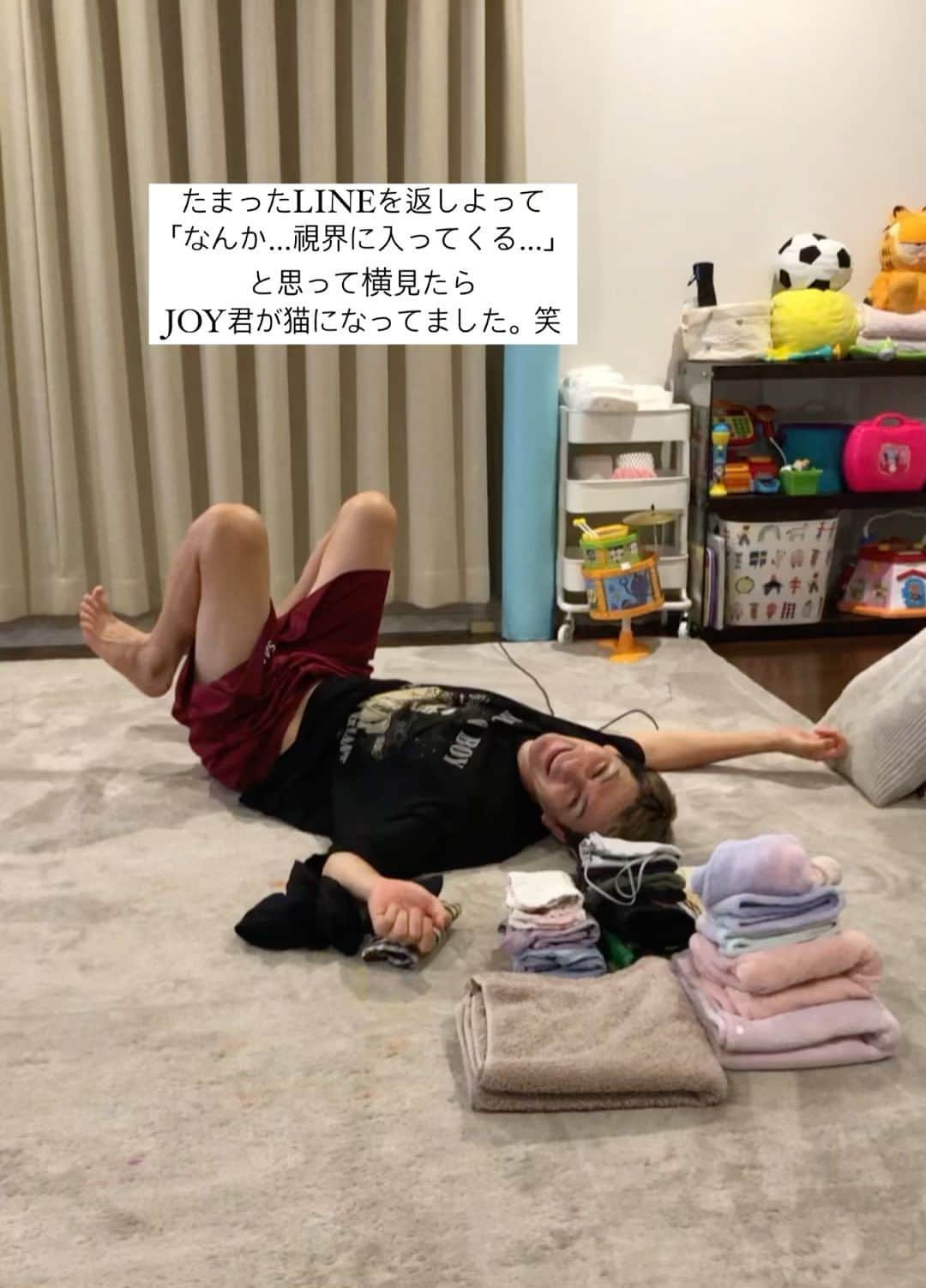 渡部麻衣のインスタグラム：「🤦‍♀️🐱🤷‍♀️  先日UPしたストーリーが なぜかとっっっっっ好評で （なんでなの？笑） 「元気出ました！」や「残してください！」と DMが信じられないほど届いていたので （みんなどーしたの？笑 暑さでやられたの？笑） フルバージョンを載せておきます。笑 @joy.official   #中年威嚇猫 #中年かまちょ」