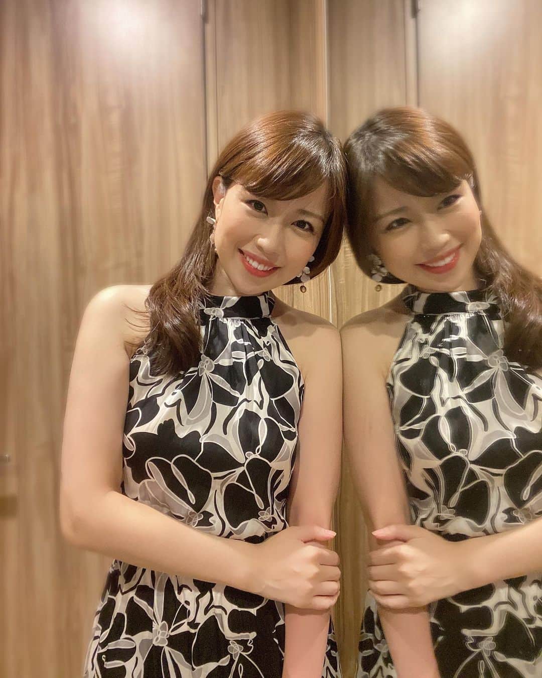 のインスタグラム：「シルクのドレス👗  快適な着心地です🥰❤️  露出が多くて、緊張します笑  衣装続く…  #アナウンサー #アナウンサー衣装 #アナウンサーコーデ #フリーアナウンサー #リポーター #ワンピース #ワンピースコーデ #ホルターネック #双子 #ootd #shein #ootdfashion #SHEINback2school #SHEINforall #ad #SHEINpartner #japan #japanesegirl #japanese #summer #silk #silkdress #dress」