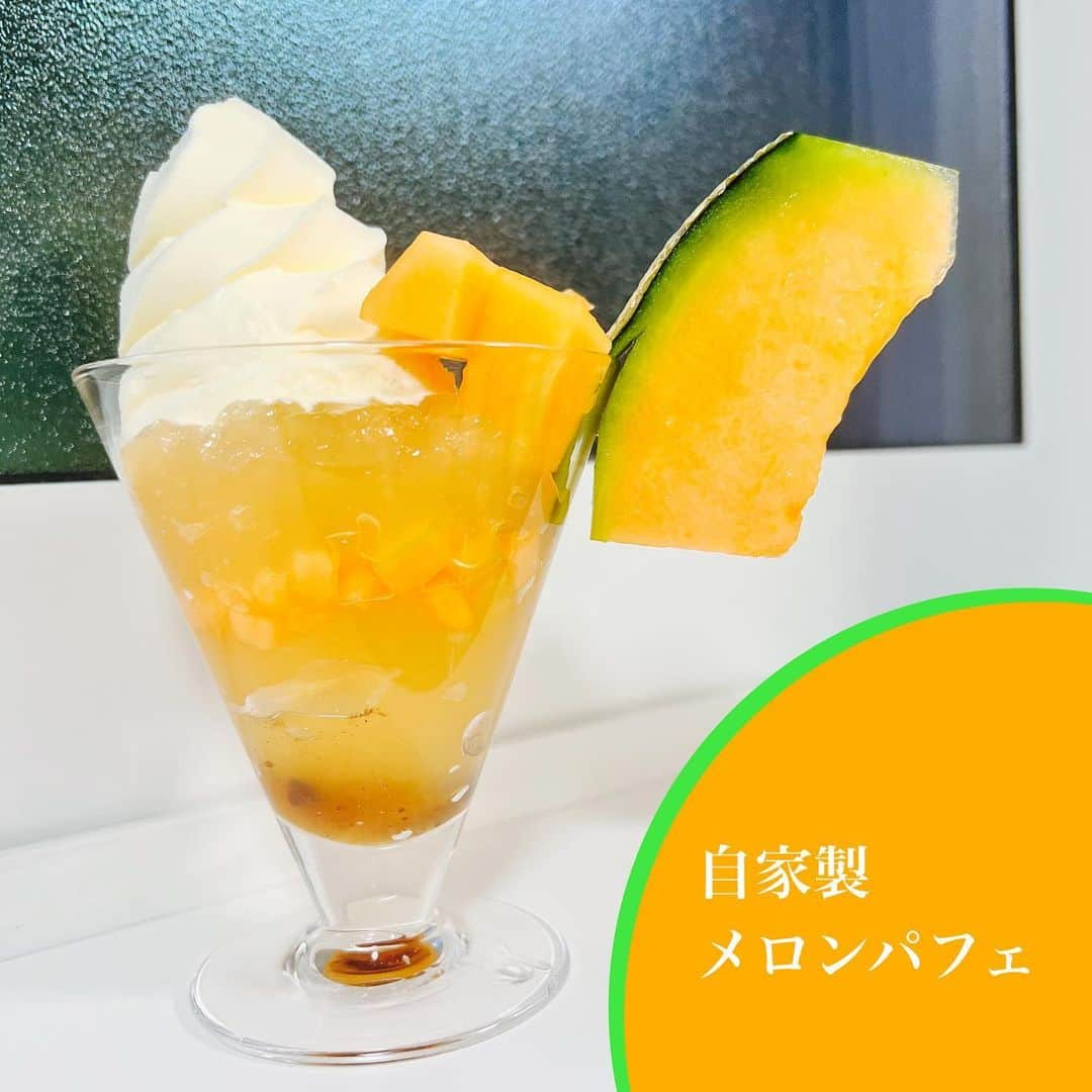 甘のインスタグラム：「【頑張った度:★★★★★】 お店:自宅 スイーツ:自家製メロンパフェ * ふるさと納税でいただいたメロン🍈と市販のジュースで作ったメロンゼリー🍈そして市販のソフトクリームと少しスパイスの効いたジャムで作りました！ * メロンを小さく細切れにしたものが、食感のアクセントになり、そこに置いたジャムで味変できて、結構頑張ったなっていう感じでした✨ * 次はシャインマスカットが届く予定なので、それでもパフェ作りたいと思います✨ * (ブログ紹介:×) * #メロンパフェ  #自家製パフェ  #メロン #スイーツ」