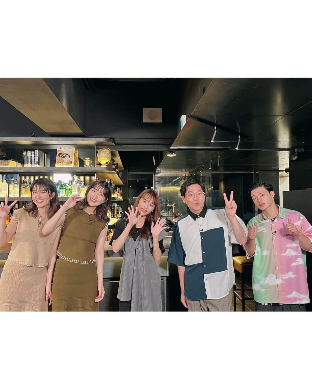 近藤千尋のインスタグラム：「お仕事の写真たち☺️🌈  テレビ東京📺 「二軒目どうする？」 TOKIOの松岡さんと、 博多大吉さんと飲みながらトーク🍺✨ 収録が終わった後もおかわりしながら　 気軽にお話してくださったお二人🥺！！ とっても優しい大先輩お二人でした✨☺️ 見逃した方はTVerで是非に💕  TOKYO MX 📺 「りかりこ はじめました」 8月2日 火曜 23:30 -0:00   りかりこちゃんに大人の仕草を 教えるために先生として 参加させてもらいました👩‍🏫 二人とも可愛すぎたぁ🥲❣️ ファミリーの東京ホテイソンのお二人と🥰 安心する〜🤣✨笑  そして、モンポケムック、 今回も表紙と、中ページにいます👏🥹 是非全国の書店で見つけてみてね🌈  『二軒目どうする？』 ⏬  ウェア @maisonspecial_women  アクセサリー @e.m.portrait  シューズ @yelloshoes_official  『りかりこはじめました』 ⏬  ウェア @shiroma_official  アクセサリー @unoaerre_japan  シューズ @charleskeith_jp」