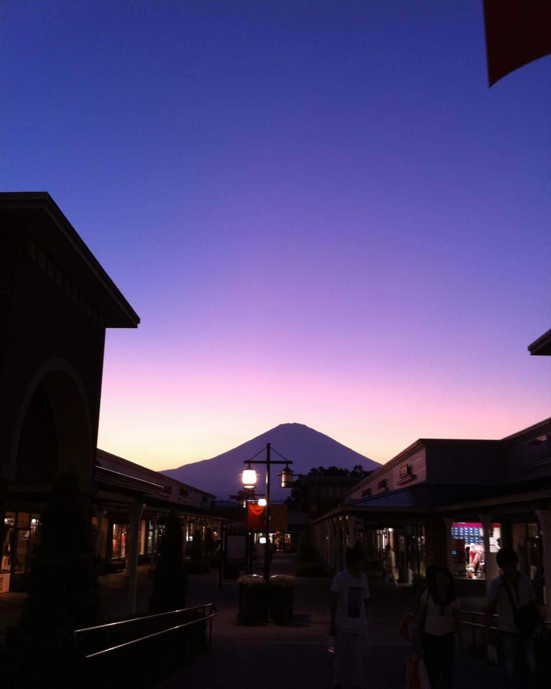 吉山りささんのインスタグラム写真 - (吉山りさInstagram)「🗻🌅  夕やけニャンニャン  泣けちゃうくらい綺麗🥹💕🫶🏻✨❣️  富士山は登らずに遠くから見るのが1番かもしれない💗   #ゆうやけ  #夕焼け  #夕焼け空  #夕日  #夕陽  #夕日がせなかをおしてくる  #富士山 #🗻 #御殿場  #アウトレット 一気に見れるから好き ただ御殿場は広すぎる😂3万歩すぐいく🚶‍♀️   #吉山りさ #モデル #衣装  #フリーモデル #Japan #mountain  #mountfuji  #イマソラ」8月1日 21時04分 - oreorerisa