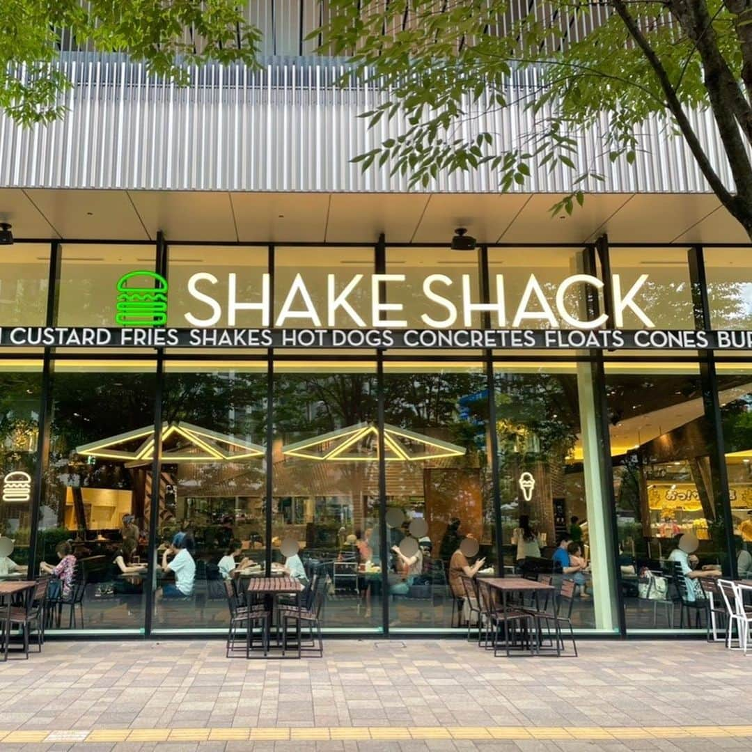 大石乃愛さんのインスタグラム写真 - (大石乃愛Instagram)「『Shake Shack 梅田阪神店』（ @shakeshackjpn ）  8月3日(水)から発売になる期間限定復活のチキンバーガー「ホットハニーチキン（990円）」を一足お先にいただきました😌🍯  ほんのりはちみつの甘さとホットパウダーソースがまぶされたジューシーなチキンとコールスローの相性が良すぎて... めちゃくちゃ美味しかった...😭 甘辛テイストのバーガーです🍯🌶  シェイクシャックは関西＆関東エリアに店舗があるので是非お近くのお店で期間限定の「ホットハニーチキン」を食べてみてください🤤🍔💭  ◯期間 2022年8月3日(水)〜2022年10月上旬  ・ ・ ・ ・ ・ ・ ・ ・  #ホットハニーチキン #シェイクシャック #shakeshack #ハンバーガー #梅田ランチ #梅田グルメ #梅田カフェ #梅田ハンバーガー #梅田ディナー #大阪グルメ #大阪カフェ #大阪ディナー #阪神百貨店 #阪神梅田本店 #グルメ好きな人と繋がりたい #美味しいもの好きな人と繋がりたい #チキンバーガー  #こだわりの食材 #のあもぐ日記」8月1日 21時05分 - noa__nikoniko