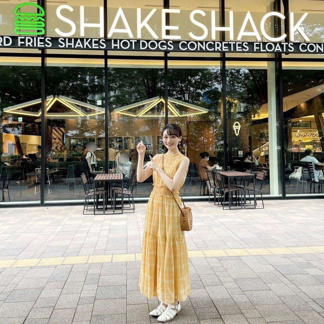 大石乃愛さんのインスタグラム写真 - (大石乃愛Instagram)「『Shake Shack 梅田阪神店』（ @shakeshackjpn ）  8月3日(水)から発売になる期間限定復活のチキンバーガー「ホットハニーチキン（990円）」を一足お先にいただきました😌🍯  ほんのりはちみつの甘さとホットパウダーソースがまぶされたジューシーなチキンとコールスローの相性が良すぎて... めちゃくちゃ美味しかった...😭 甘辛テイストのバーガーです🍯🌶  シェイクシャックは関西＆関東エリアに店舗があるので是非お近くのお店で期間限定の「ホットハニーチキン」を食べてみてください🤤🍔💭  ◯期間 2022年8月3日(水)〜2022年10月上旬  ・ ・ ・ ・ ・ ・ ・ ・  #ホットハニーチキン #シェイクシャック #shakeshack #ハンバーガー #梅田ランチ #梅田グルメ #梅田カフェ #梅田ハンバーガー #梅田ディナー #大阪グルメ #大阪カフェ #大阪ディナー #阪神百貨店 #阪神梅田本店 #グルメ好きな人と繋がりたい #美味しいもの好きな人と繋がりたい #チキンバーガー  #こだわりの食材 #のあもぐ日記」8月1日 21時05分 - noa__nikoniko