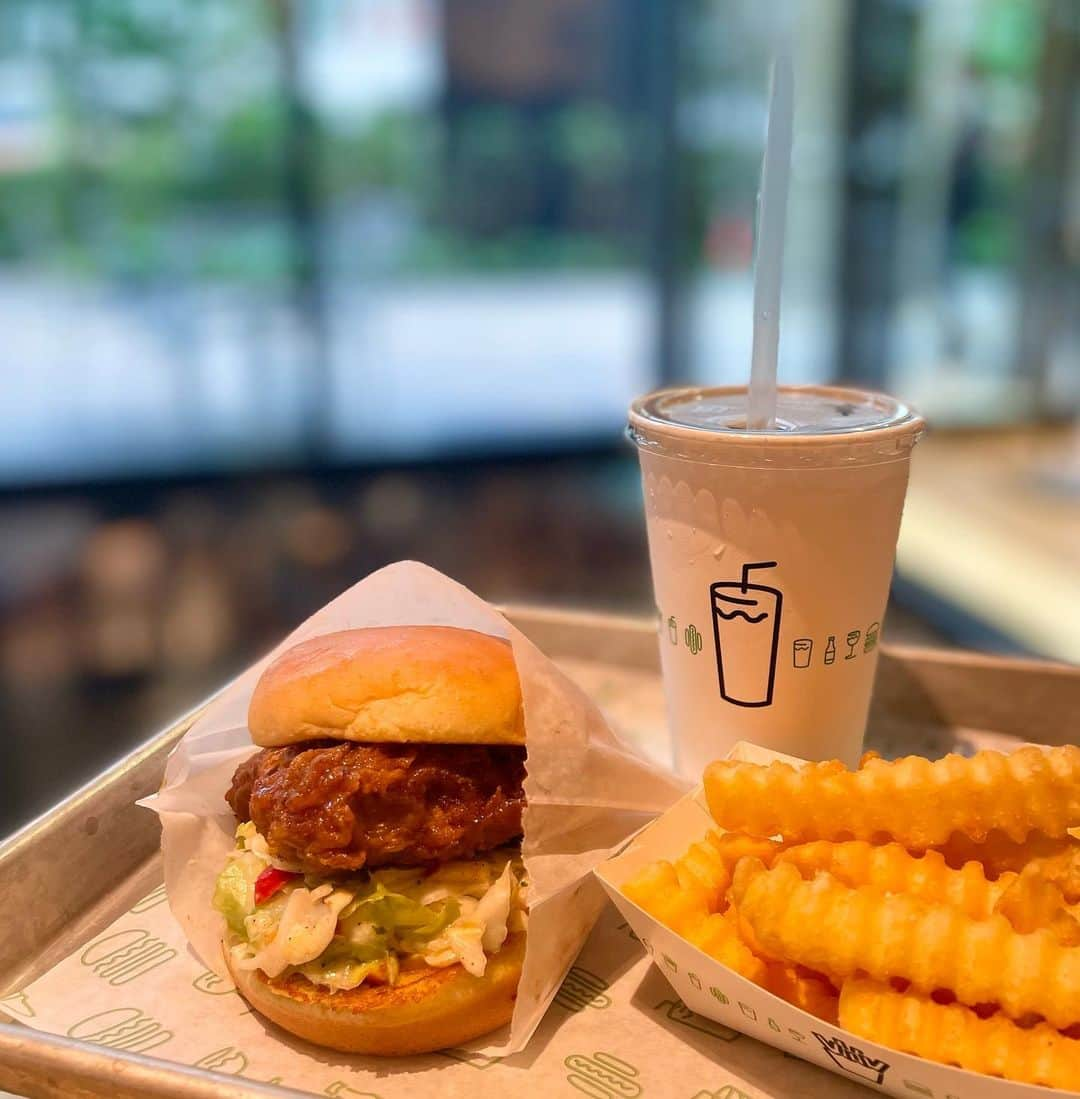 大石乃愛さんのインスタグラム写真 - (大石乃愛Instagram)「『Shake Shack 梅田阪神店』（ @shakeshackjpn ）  8月3日(水)から発売になる期間限定復活のチキンバーガー「ホットハニーチキン（990円）」を一足お先にいただきました😌🍯  ほんのりはちみつの甘さとホットパウダーソースがまぶされたジューシーなチキンとコールスローの相性が良すぎて... めちゃくちゃ美味しかった...😭 甘辛テイストのバーガーです🍯🌶  シェイクシャックは関西＆関東エリアに店舗があるので是非お近くのお店で期間限定の「ホットハニーチキン」を食べてみてください🤤🍔💭  ◯期間 2022年8月3日(水)〜2022年10月上旬  ・ ・ ・ ・ ・ ・ ・ ・  #ホットハニーチキン #シェイクシャック #shakeshack #ハンバーガー #梅田ランチ #梅田グルメ #梅田カフェ #梅田ハンバーガー #梅田ディナー #大阪グルメ #大阪カフェ #大阪ディナー #阪神百貨店 #阪神梅田本店 #グルメ好きな人と繋がりたい #美味しいもの好きな人と繋がりたい #チキンバーガー  #こだわりの食材 #のあもぐ日記」8月1日 21時05分 - noa__nikoniko