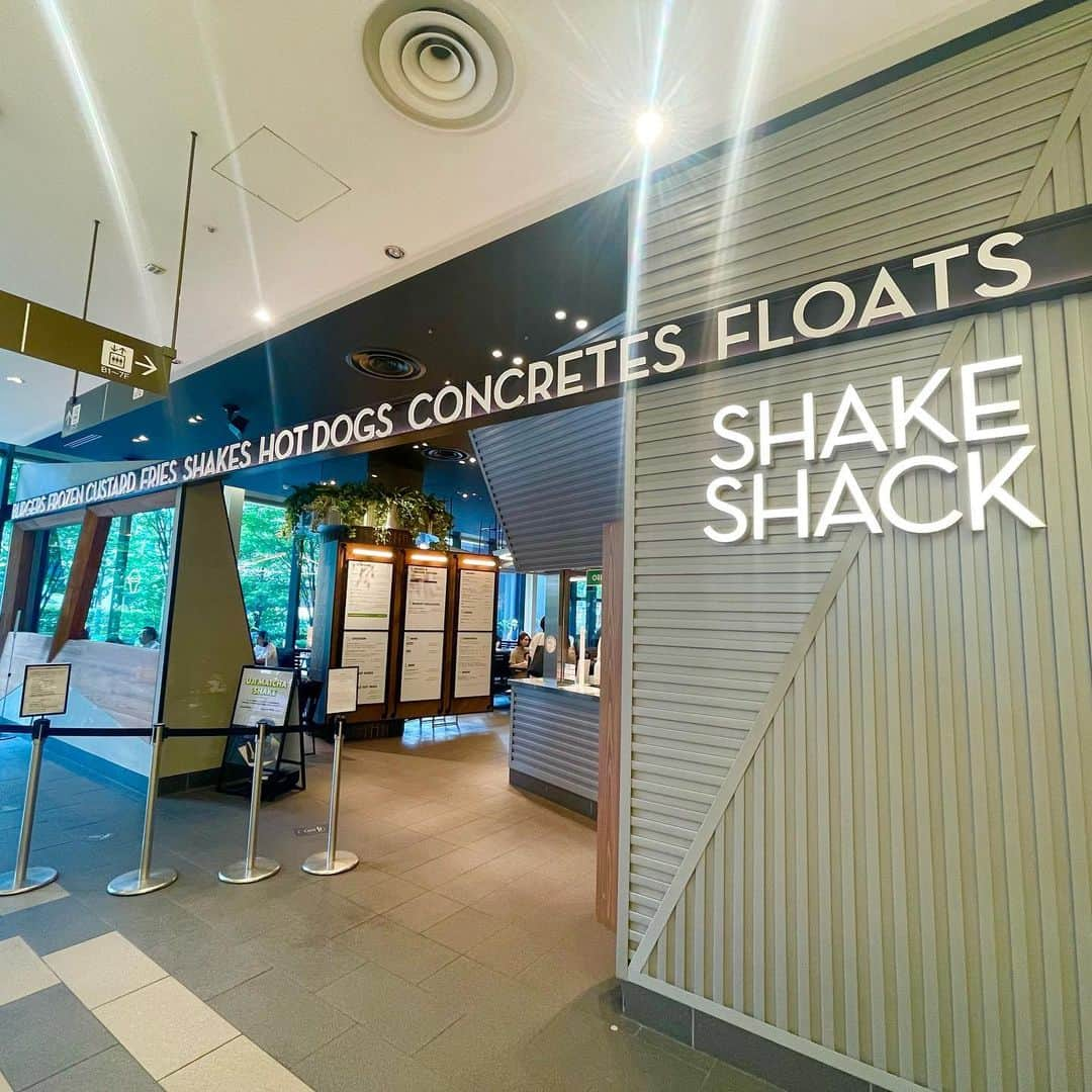 大石乃愛さんのインスタグラム写真 - (大石乃愛Instagram)「『Shake Shack 梅田阪神店』（ @shakeshackjpn ）  8月3日(水)から発売になる期間限定復活のチキンバーガー「ホットハニーチキン（990円）」を一足お先にいただきました😌🍯  ほんのりはちみつの甘さとホットパウダーソースがまぶされたジューシーなチキンとコールスローの相性が良すぎて... めちゃくちゃ美味しかった...😭 甘辛テイストのバーガーです🍯🌶  シェイクシャックは関西＆関東エリアに店舗があるので是非お近くのお店で期間限定の「ホットハニーチキン」を食べてみてください🤤🍔💭  ◯期間 2022年8月3日(水)〜2022年10月上旬  ・ ・ ・ ・ ・ ・ ・ ・  #ホットハニーチキン #シェイクシャック #shakeshack #ハンバーガー #梅田ランチ #梅田グルメ #梅田カフェ #梅田ハンバーガー #梅田ディナー #大阪グルメ #大阪カフェ #大阪ディナー #阪神百貨店 #阪神梅田本店 #グルメ好きな人と繋がりたい #美味しいもの好きな人と繋がりたい #チキンバーガー  #こだわりの食材 #のあもぐ日記」8月1日 21時05分 - noa__nikoniko