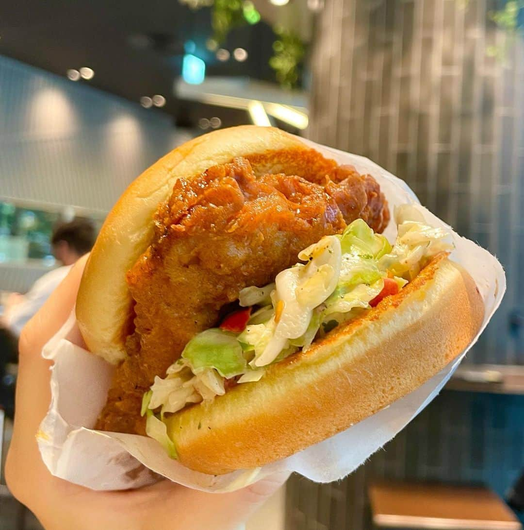 大石乃愛さんのインスタグラム写真 - (大石乃愛Instagram)「『Shake Shack 梅田阪神店』（ @shakeshackjpn ）  8月3日(水)から発売になる期間限定復活のチキンバーガー「ホットハニーチキン（990円）」を一足お先にいただきました😌🍯  ほんのりはちみつの甘さとホットパウダーソースがまぶされたジューシーなチキンとコールスローの相性が良すぎて... めちゃくちゃ美味しかった...😭 甘辛テイストのバーガーです🍯🌶  シェイクシャックは関西＆関東エリアに店舗があるので是非お近くのお店で期間限定の「ホットハニーチキン」を食べてみてください🤤🍔💭  ◯期間 2022年8月3日(水)〜2022年10月上旬  ・ ・ ・ ・ ・ ・ ・ ・  #ホットハニーチキン #シェイクシャック #shakeshack #ハンバーガー #梅田ランチ #梅田グルメ #梅田カフェ #梅田ハンバーガー #梅田ディナー #大阪グルメ #大阪カフェ #大阪ディナー #阪神百貨店 #阪神梅田本店 #グルメ好きな人と繋がりたい #美味しいもの好きな人と繋がりたい #チキンバーガー  #こだわりの食材 #のあもぐ日記」8月1日 21時05分 - noa__nikoniko