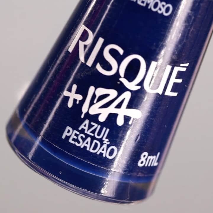 Risqueのインスタグラム：「Azul Pesadão é um esmalte azul-marinho que faz referência ao primeiro sucesso da cantora @iza e combina com a forte tendência entre as tonalidades de azul em tons fechados. É uma homenagem ao começo da carreira musical da artista e aos sonhos que foram se concretizando e inspirando seu público. Compre já na lojacoty.combr/risque!  📸 @daniele_honorato | @unhabonita  #TáNasNossasMãos #EsmaltesRisqué #RisquéOficial #RisquéIza #iza」