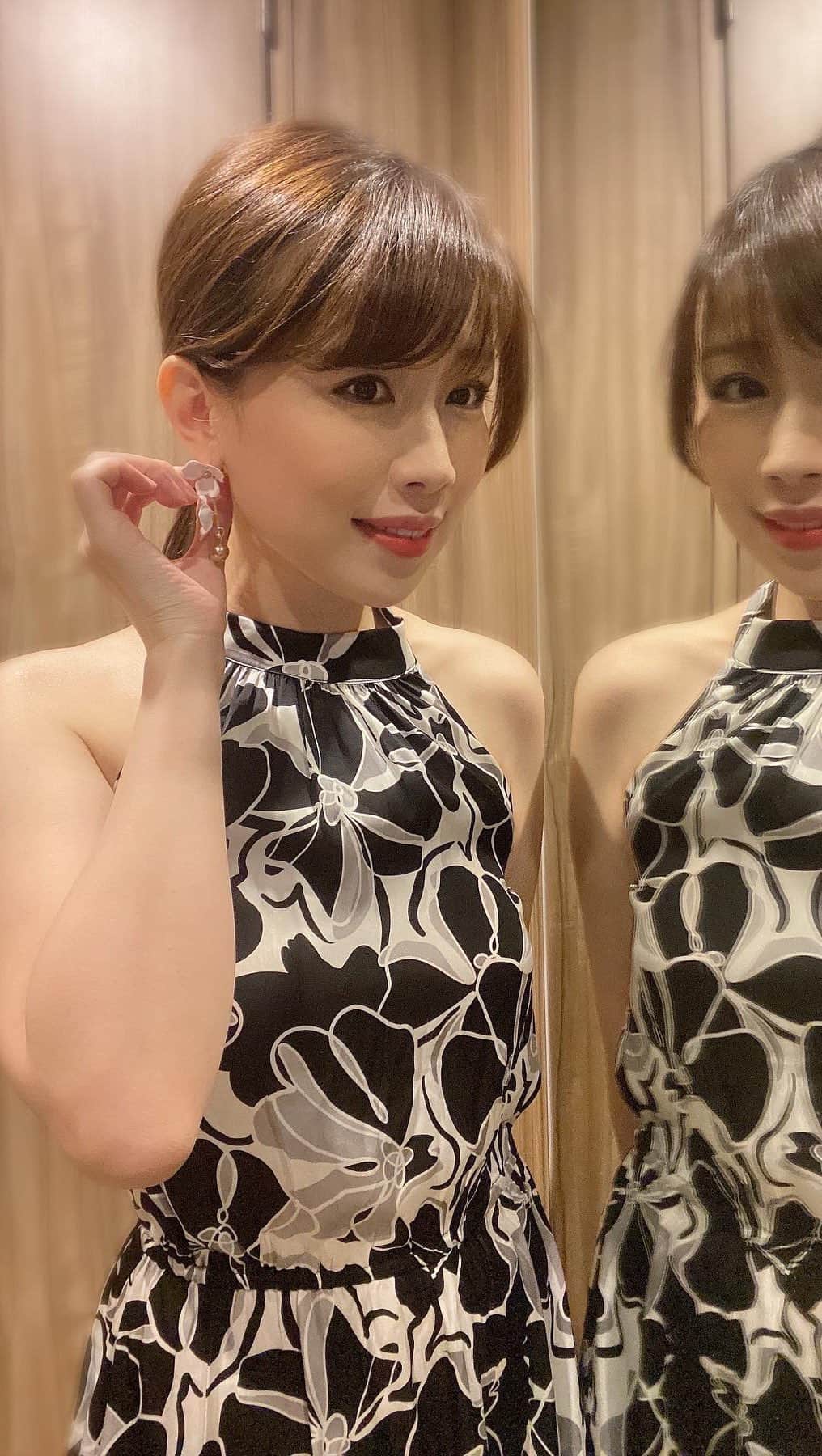 道岡桃子のインスタグラム：「久しぶりのリール😊 とってもツルツルな素材✨  ピアスもSHEINです✨」
