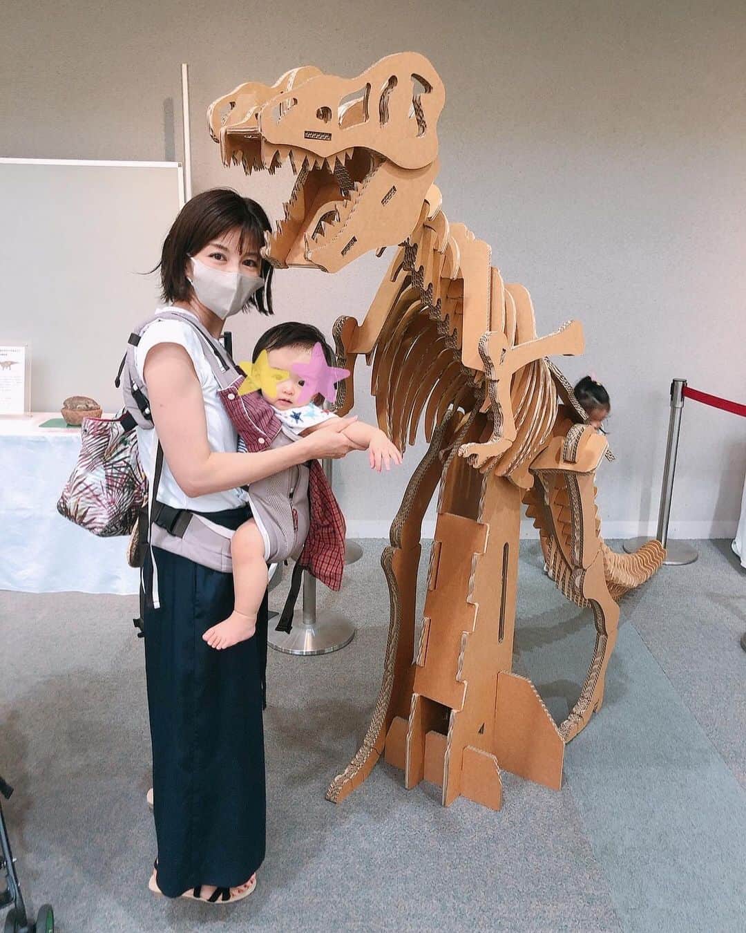 中野美奈子のインスタグラム：「週末は恐竜イベントへ🦕  お兄ちゃんが上映会に参加中、待ち時間に訳がわからないまま恐竜と記念撮影したら‥‥ 奇跡的におなじポーズ！！  毎日暑いから、屋内イベントで助かりました〜。 年長さんは恐竜より、木材を使ったマルチボックス作りが楽しかったそうです😊  #恐竜イベント #ダーウィンが来た  #上映会   #木材加工  #手作りボックス #お友達に会えて良かったね   #夏休み #熱中症ちゅうい⚠️   #赤ちゃんのいる生活  #中野美奈子」