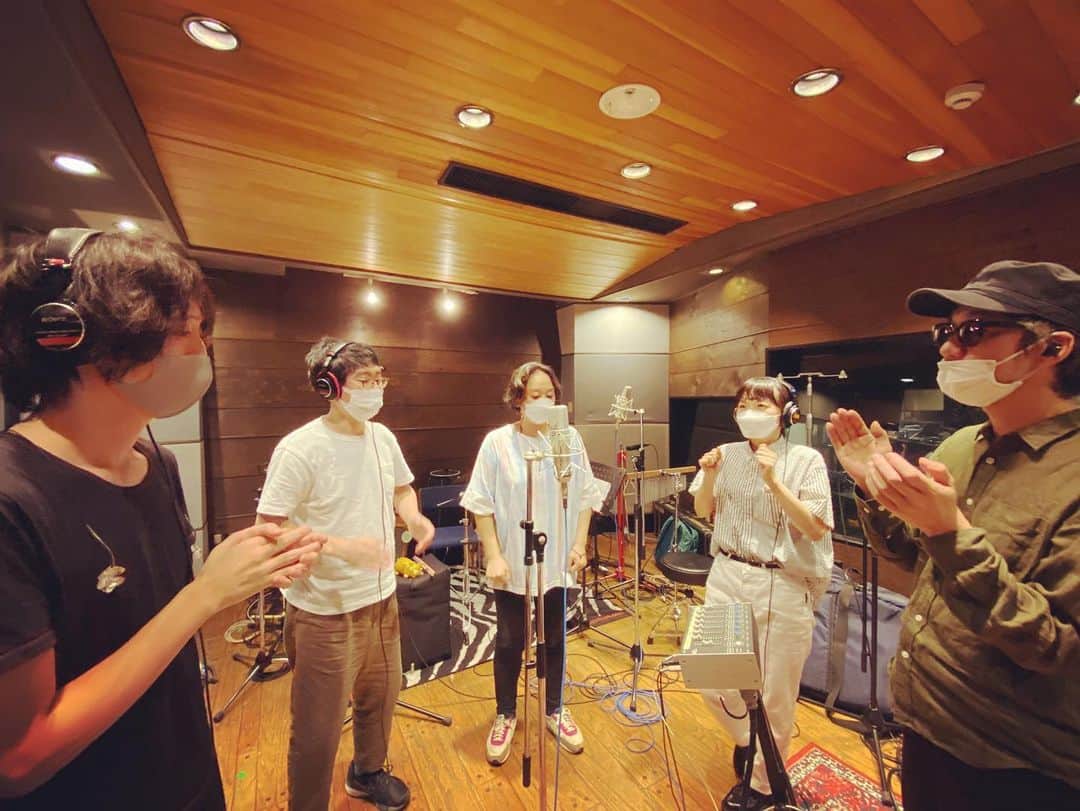 熊木杏里のインスタグラム：「とても久しぶりに演奏して頂いた Perc. 中北さん  Ba. 千ヶ崎さん 素敵でした。楽しかったなぁ。  そして引き続きGt. 八橋さん Arr.Pf鶴谷さんと。  皆でクラップ🤲録音もしたり。」