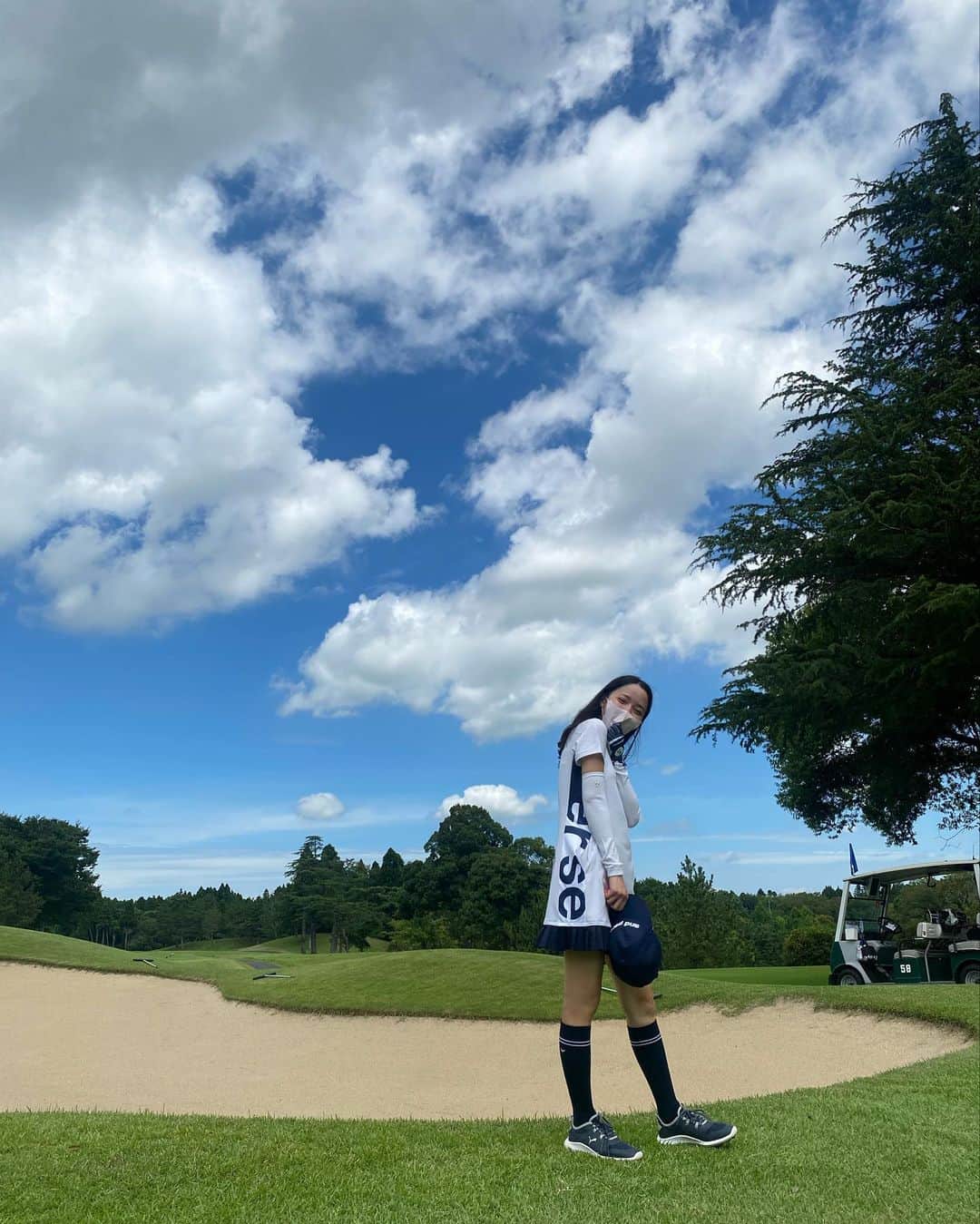 高山璃奈のインスタグラム：「⁡ 真夏のラウンドも好きだなぁ(^^)♪ ⁡ 普段はぶりぶりなゴルフウェアを選びがちですが🤣 珍しくスポーティーな気分だったので @andperse_official のシンプルなワンピースを選びました👗💕 後ろのポケットもかわいくてお気に入りです😚 ⁡ 次のラウンドは父との親子ゴルフ⛳️✨ 暑さに負けず、練習がんばろ〜😆 ⁡ #andperse #アンパスィ #アンパスィゴルフ #golf #golfwear #coodinate #ゴルフ女子 #ゴルフ女子コーデ」