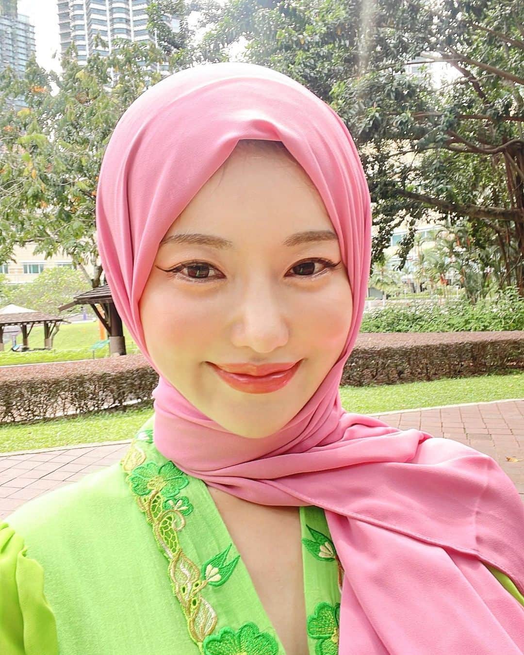 Dj Sodaのインスタグラム：「처음으로 히잡 써봤는데 어때용?💕 It's my first time trying tudung 🙊🤩 How do I look?」