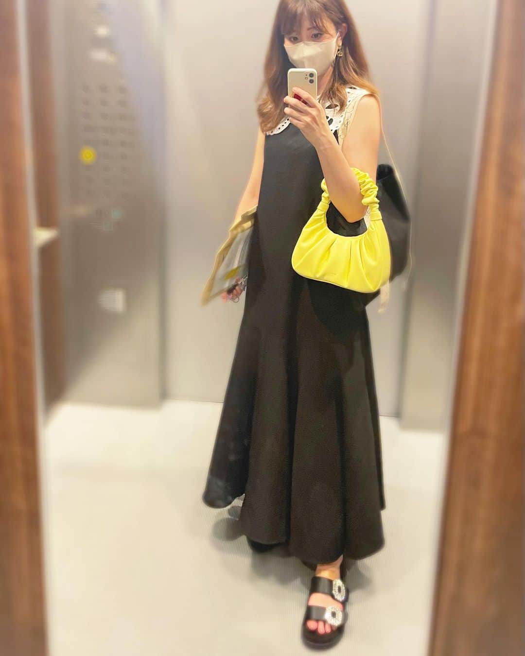 西木恵美里のインスタグラム：「🤍 18時START ☼ / 気温32℃(18時) / 風3m  暑いですね〜🥵  今回の観戦中の熱中症対策は、 ・500mlのお水にお塩🧂少しとレモン🍋を混ぜたもの ・500mlの普通のお水 ・遮光100%の帽子   @sunbarrier100  ・ビオレの超大判冷タオル2本   @bioreu_jp  です☀️  冷タオル初めて使ったけど、首巻きするのとってもいい🧊  みなさんの観戦時のお供はなんですか？ おすすめ教えてください✨  ワンピースとビジューサンダルは楽天ルーム🤍 絆創膏は靴擦れです🩹  #備忘録 #観戦服 #観戦コーデ #サッカー観戦 #気温32度 #気温32度コーデ」