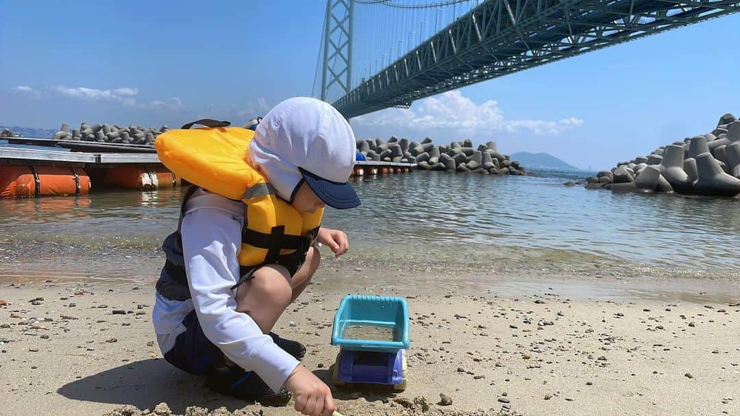 松田栞さんのインスタグラム写真 - (松田栞Instagram)「今年初ジェット🏖 といってもほぼ乗らず海遊び😊 帰りはお決まりのカフェで デザートをテイクアウト🍓 娘は8月の石垣島で海デビューなので楽しみ✨  #淡路島　#海遊び　#いちご」8月1日 14時24分 - s_04pupu