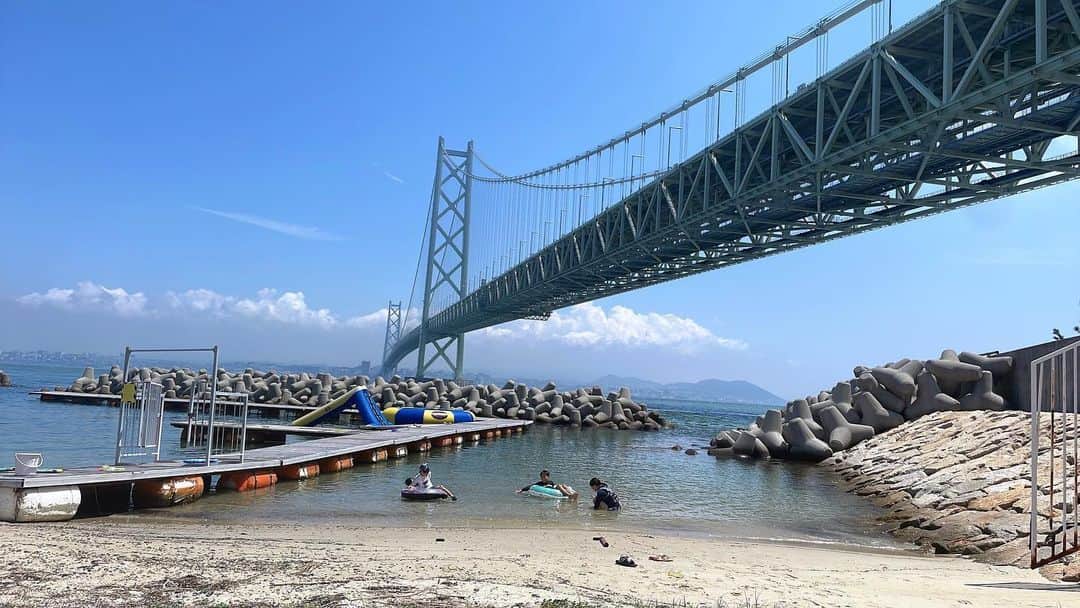 松田栞のインスタグラム：「今年初ジェット🏖 といってもほぼ乗らず海遊び😊 帰りはお決まりのカフェで デザートをテイクアウト🍓 娘は8月の石垣島で海デビューなので楽しみ✨  #淡路島　#海遊び　#いちご」