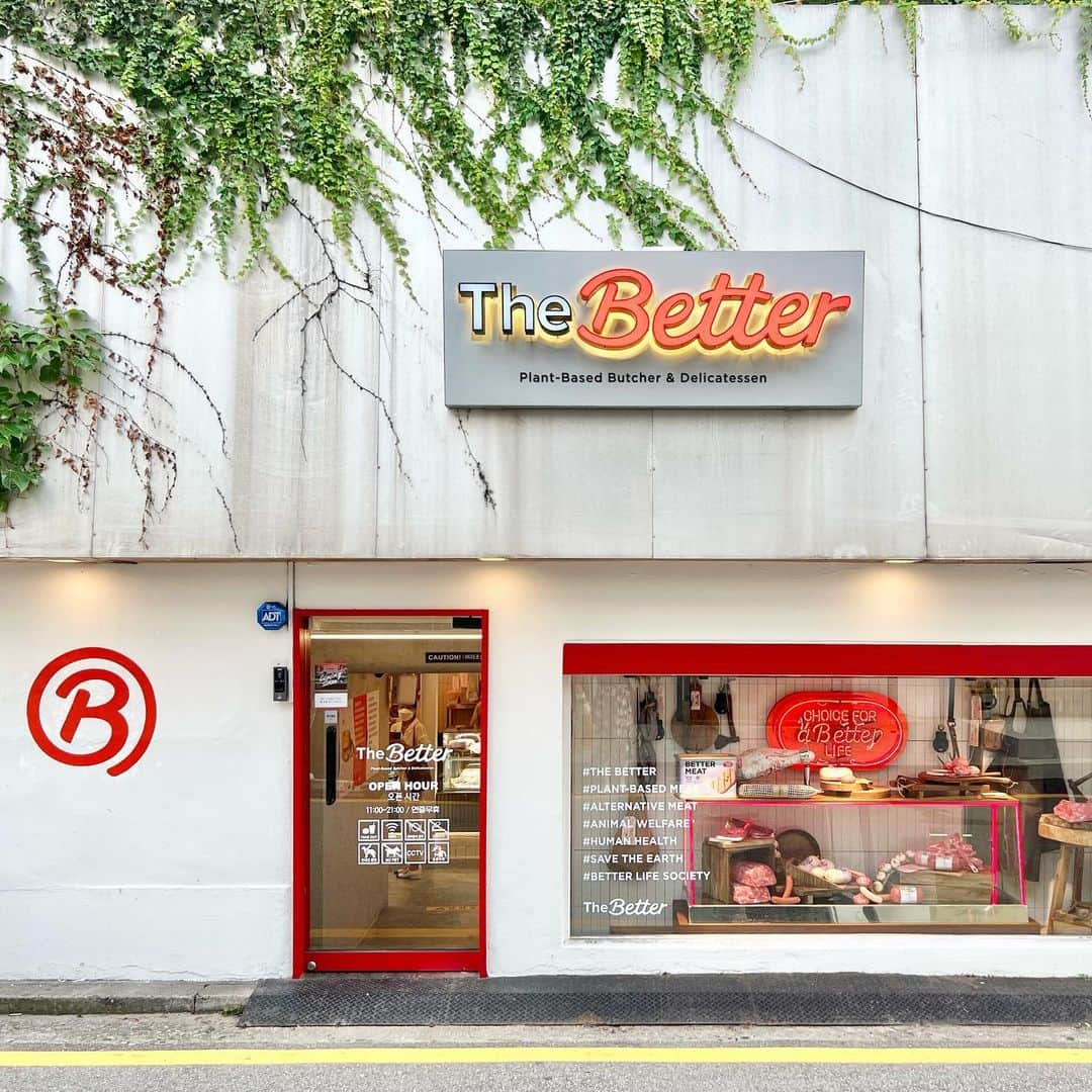 ジェウンさんのインスタグラム写真 - (ジェウンInstagram)「#광고 @bettermeat.official  국내 최초의 식물성 정육 델리 #더베러 가 지난 7월 30일부터 정식 오픈했답니다🥳 신세계푸드의 초청으로 잰맘도 박준우 셰프님의 쿠킹 시연에 다녀왔다지요!  #베러미트 는 인류 건강, 동물 복지, 지구 환경에 기여하는 신세계푸의 대안육 브랜드로, 식물성 재료로 만들어져 건강하고 맛있게 즐길수있어요💚  콩에서 추출한 대두 단백과 식물성 유지 성분으로 감칠맛과 풍미를 살린 대안육이어서, 체중관리에 관심 가지기 시작한 재은이나 이제 유아식을 시작하고 있는 로윤이에게도 좋은 먹거리일거란 생각에 이번 초청에 적극 응하게되었어요🌱  슁켄 콜드컷 햄을 활용한 바게트 샌드위칙 시식도 해보고, 무엇보다 박준우 셰프님의 쿠킹 시연을 통해 비건에 대해서도 좀더 관심을가지게되어 우리 아이들의 밥상에 대해 한번더 생각하게된 좋은 시간을 가질수 있었어요!  압구정에 위치한 더 베러 팝업스토어는 올해말까지 방문 가능하다고하니, 건강한 먹거리와 비건에 관심있으신 분들은 꼭 한번 방문해보시면 좋을것 같아요♥️  #thebetter #베러클래스 #압구정핫플 #박준우셰프 #alternative_meat #save_the_earth #재은로윤」8月1日 15時01分 - jaen_mom