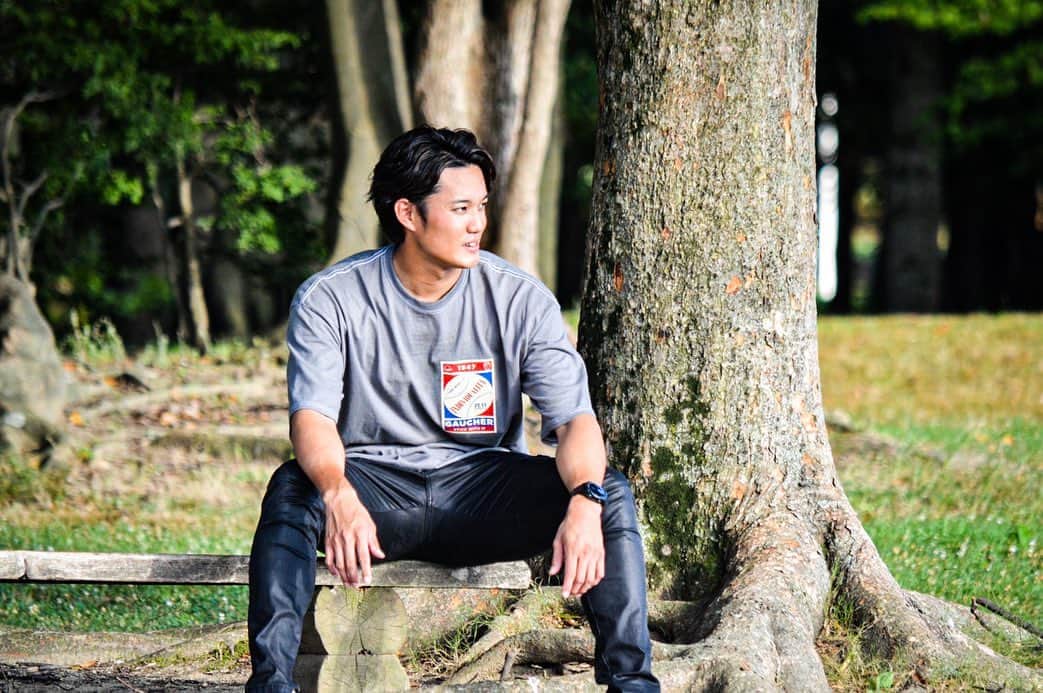 藤浪晋太郎のインスタグラム：「. 拝啓 猛暑の候、皆様におかれましては 益々御清祥のこととお慶び申し上げます。  堅苦しい時候の挨拶は冗談として、 先日、 @gaucher_official の新作のTシャツを👕頂きましたッッッ‼︎  我が先輩の @yamamoto.shoya と @yuya_yokoyaaaman が立ち上げたブランドですが、 デザインめっちゃ気に入っててヘビロテしてますッッ⚾️  よかったらショップ覗いてあげてくださいな‼️  @gaucher_official   #gaucher  #藤浪晋太郎」