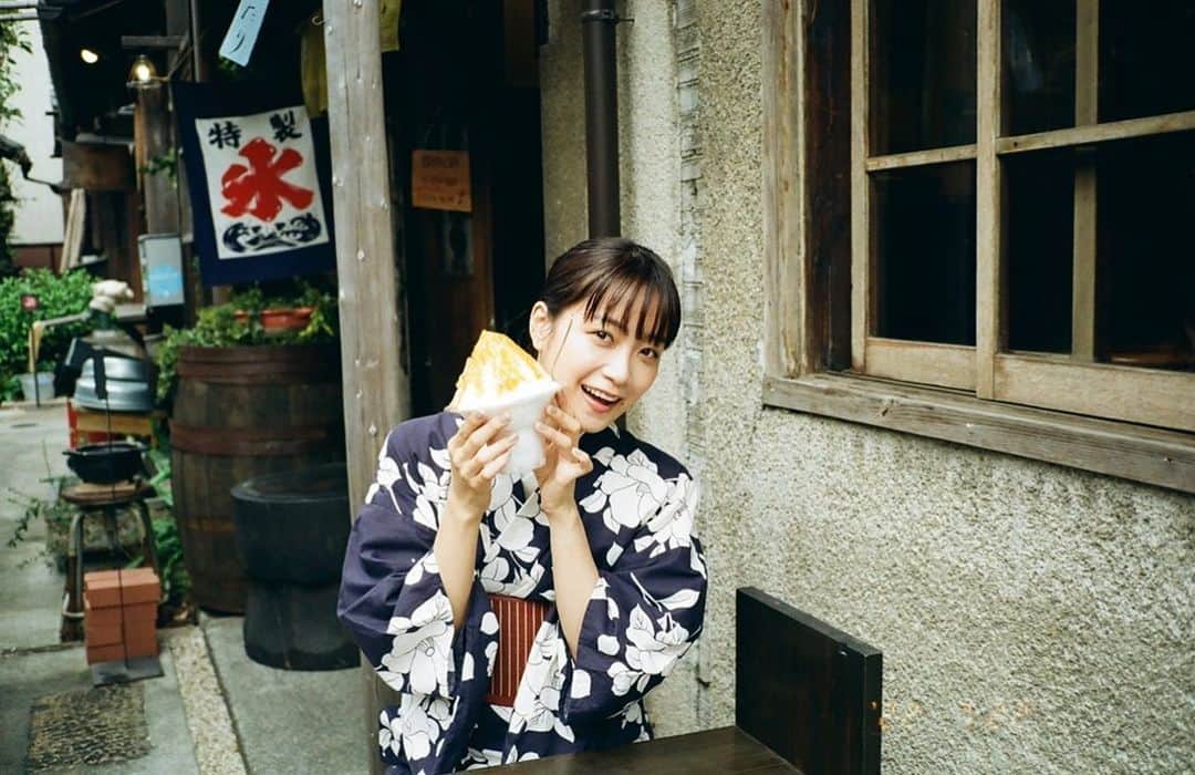 深川麻衣 のインスタグラム：「8月🍧🍉 かき氷、何味が好きですかー？ #カレンダーオフショット」