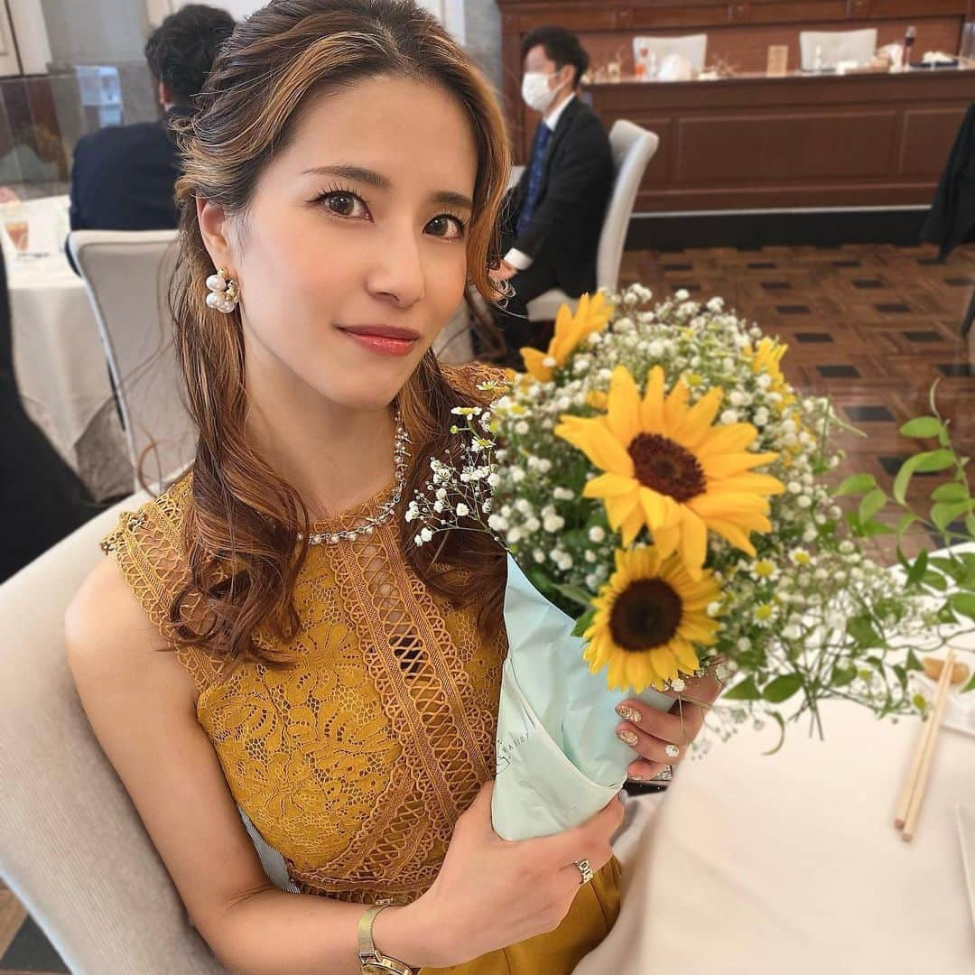 SAKURAのインスタグラム：「お花🌻🌻🌻  . #結婚式#結婚式お呼ばれ#フェイスフレーミング#ヘアアレンジ#お呼ばれヘア#お呼ばれコーデ#ママコーデ#向日葵#ひまわり#ブーケ#女の子ママ#新潟グラマー#フリーモデル#不安障害#パニック障害#美容好きな人と繋がりたい#likeforlike」