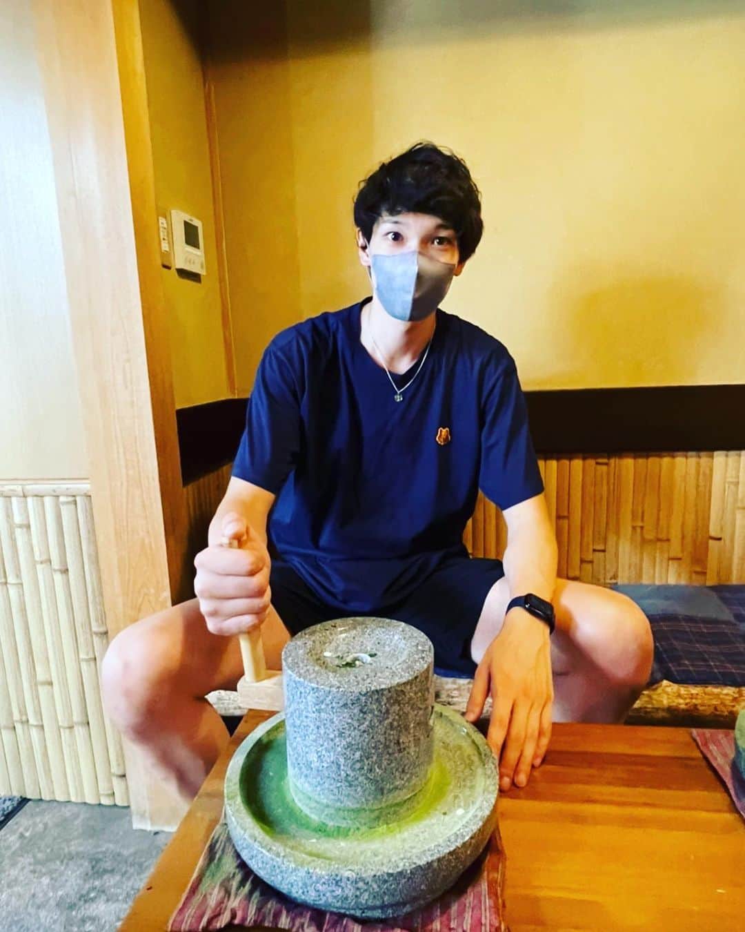 山内晶大のインスタグラム：「. . . 5日ぶりの外出。 リフレッシュするため宇治へ。 お茶っ葉を臼でひき、 茶せんでお茶をたてて参りました。 . . やっぱり日本はいいね。 . . . #京都 #宇治 #抹茶」
